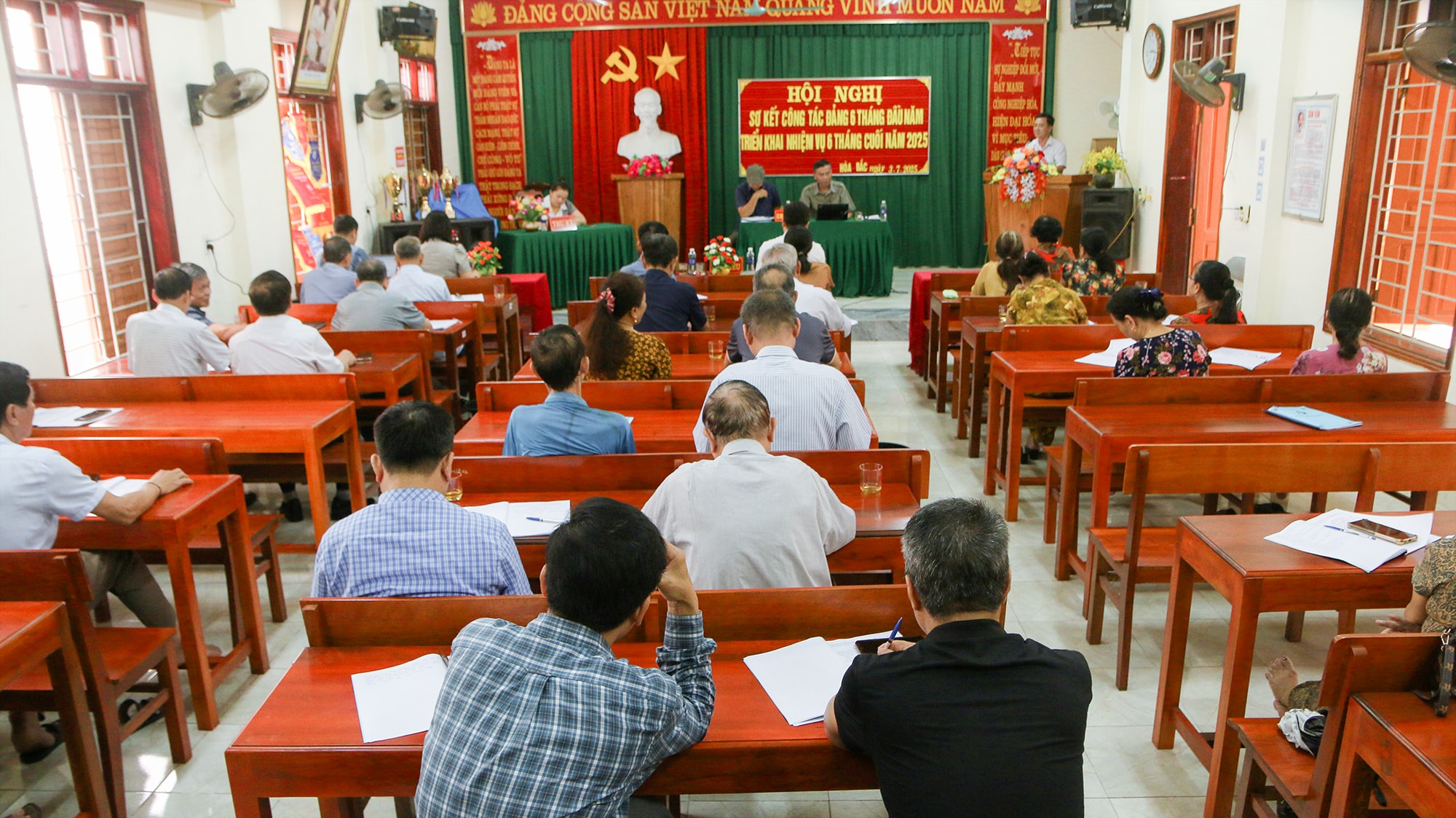 Quang cảnh buổi sinh hoạt chi bộ của Chi bộ khối Hòa Bắc, xã Tương Dương. Ảnh: Đình Tuân