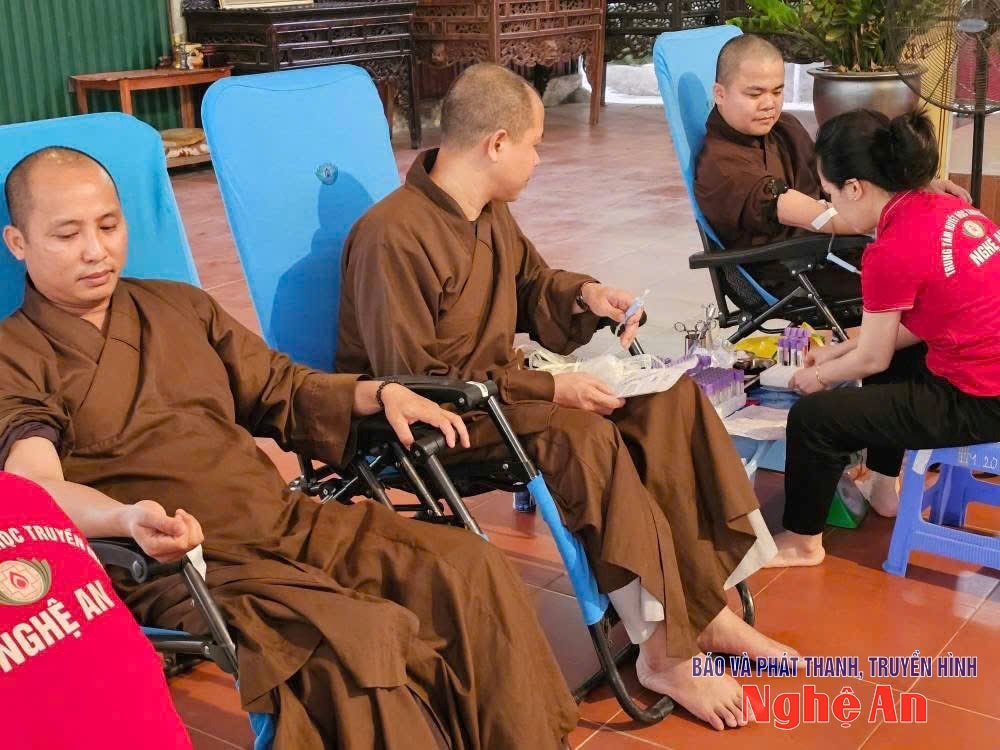 các thầy tu tham gia hiến máu tình nguyện tại khuôn viên chùa Diệc