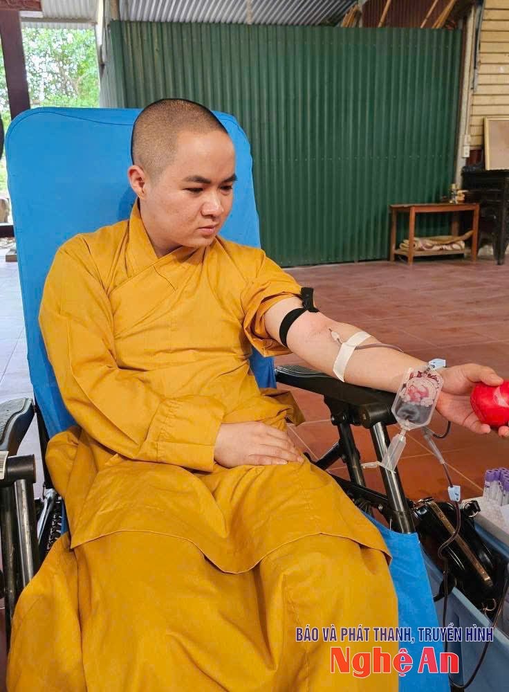 các thầy tu tham gia. hiến máu