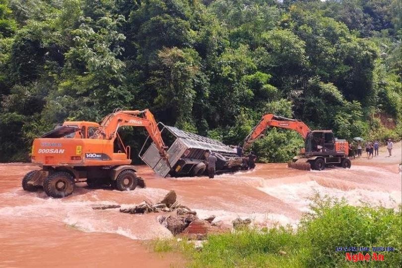 Nghệ An: Mưa lớn chia cắt nhiều tuyến đường ở xã vùng cao Na Loi, xe tải lật nghiêng, có hộ dân phải sơ tán khẩn cấp
