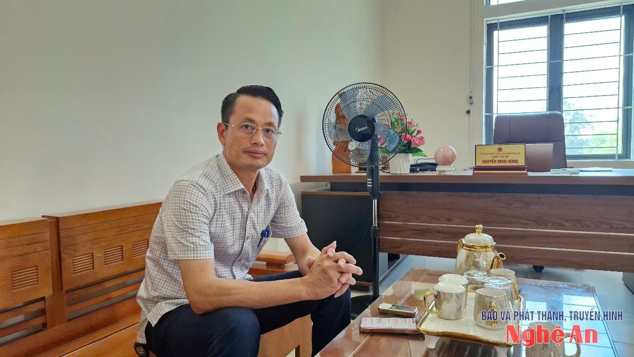 Ông Nguyễn Đình Hùng – Chủ tịch UBND xã Nghi Thạch (nay là Phó Bí thư Thường trực Đảng ủy xã Đông Lộc) trao đổi với PV Báo và phát thanh, truyền hình Nghệ An