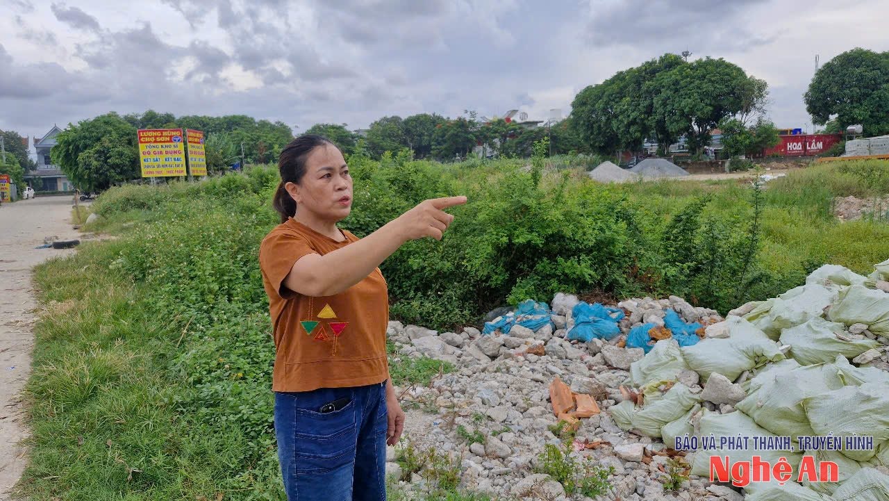 Xóm trưởng xóm 2, xã Nghi Thạch (cũ) chị Nguyễn Thị Lê Na tại khu đất thực hiện dự án của Công ty TNHH Samurai Ảnh Nhật Lân