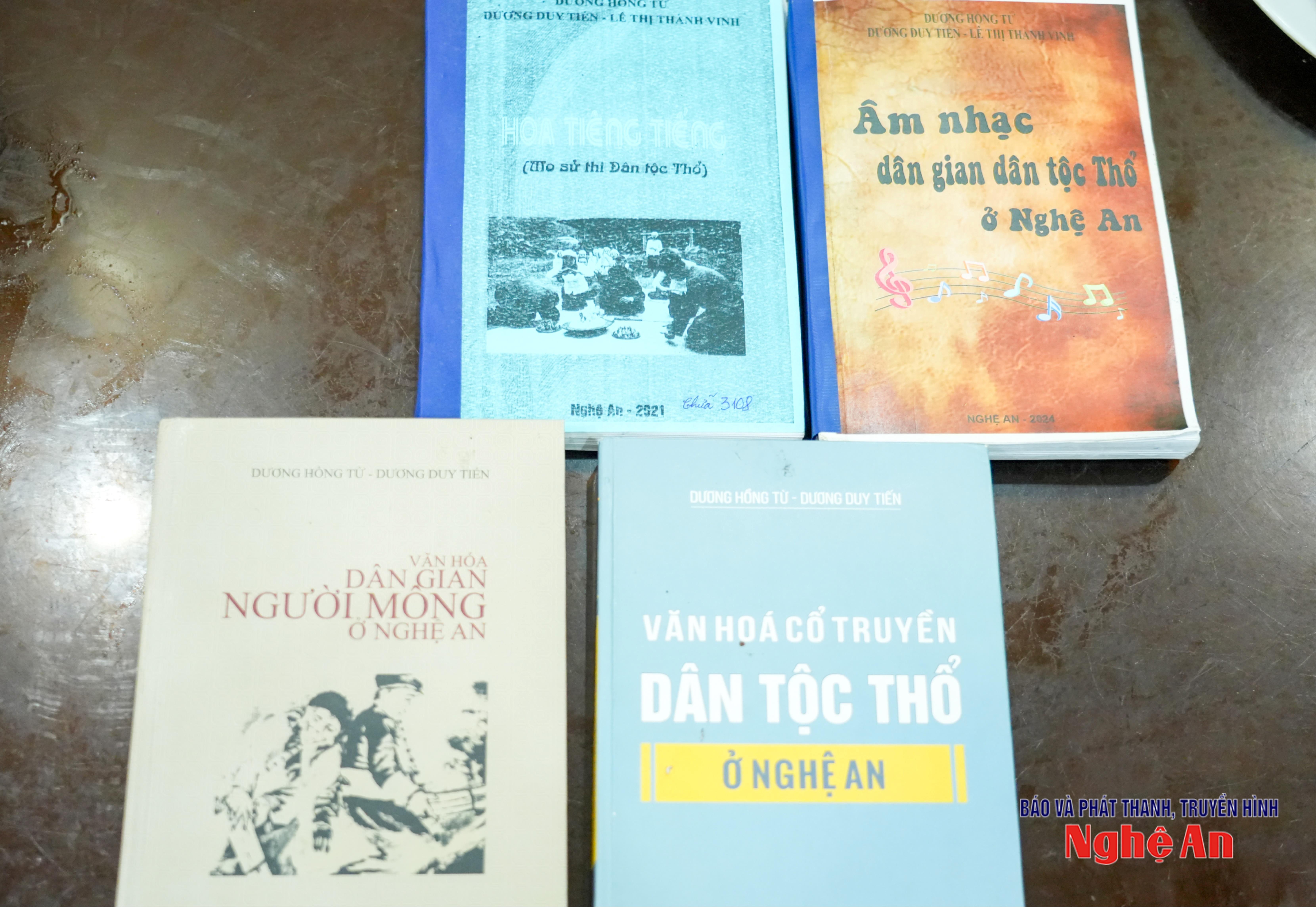 Một số cuốn sách chuyên khảo của nhạc sĩ Dương Hồng Từ. Ảnh: Minh Quân