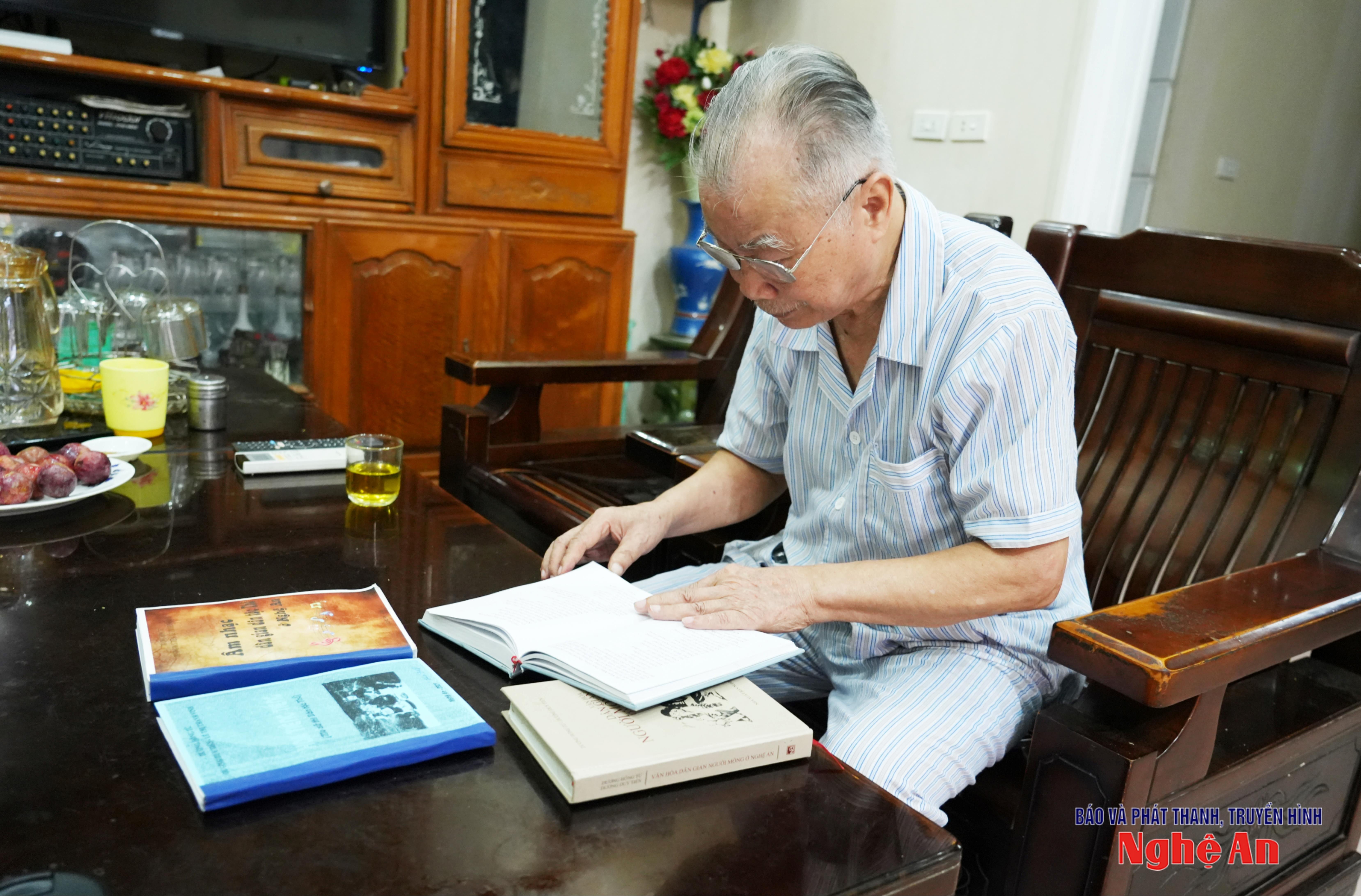 Nhạc sĩ, nhà nghiên cứu Dương Hồng Từ cùng các tác phẩm chuyên khảo. Ảnh: Minh Quân