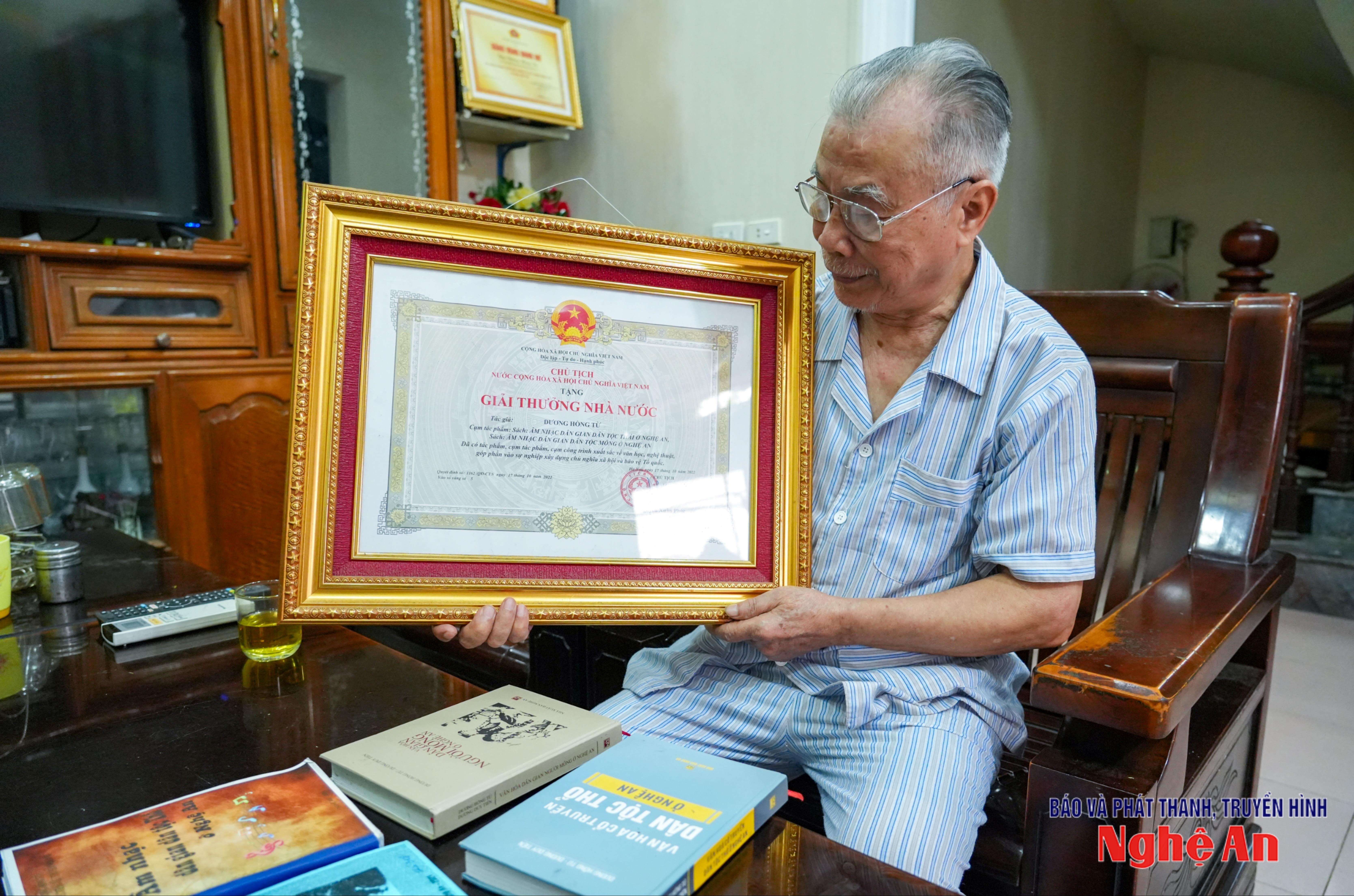 Nhạc sĩ, nhà nghiên cứu Dương Hồng Từ cùng Giải thưởng Nhà nước về Văn học Nghệ thuật năm 2022. Ảnh: Minh Quân