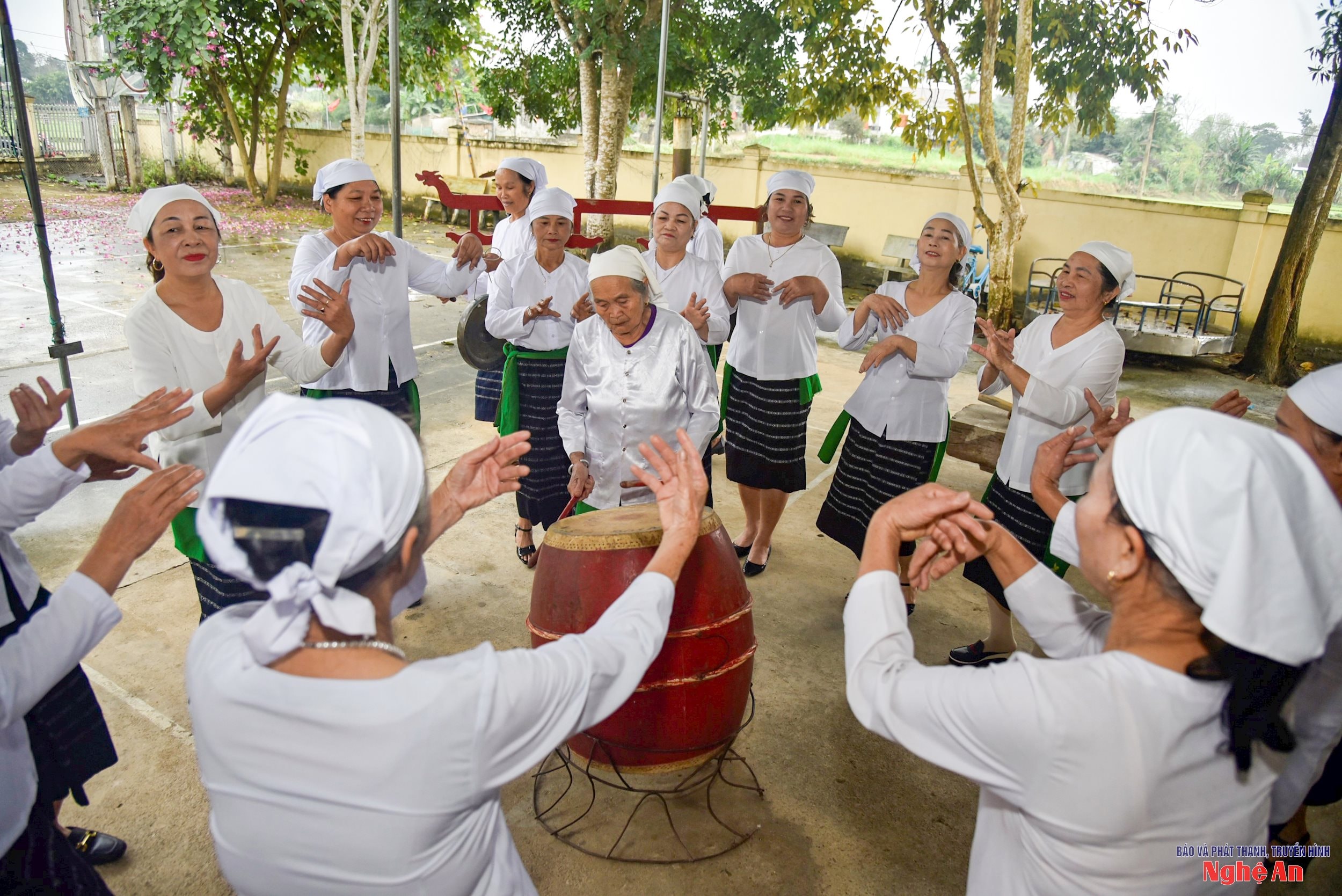Những vũ điệu của dân tộc Thổ bên tiếng cồng chiêng, tiếng trống (2)