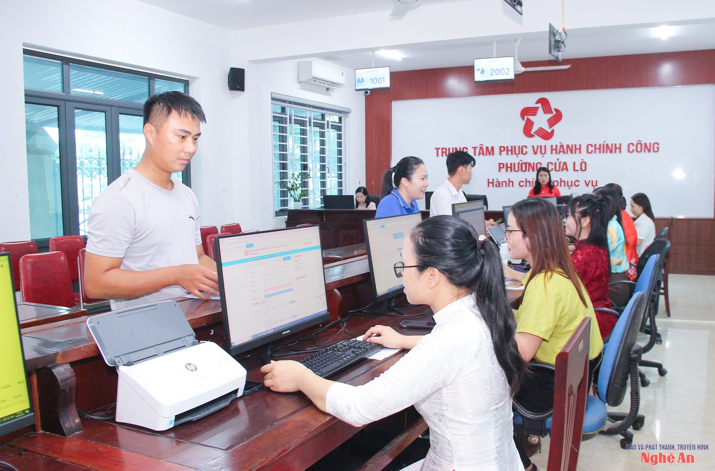  Trung tâm Phục vụ hành chính công phường Cửa Lò giải quyết thủ tục hành chính cho người dân