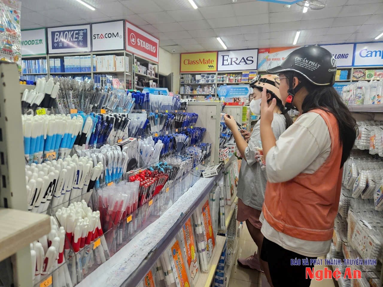 Giá quần áo đồng phục, sách giáo khoa giữ ổn định, phụ huynh Nghệ An chủ động mua sắm sớm Giá quần áo đồng phục, sách giáo khoa giữ ổn định, phụ huynh Nghệ An chủ động mua sắm sớm