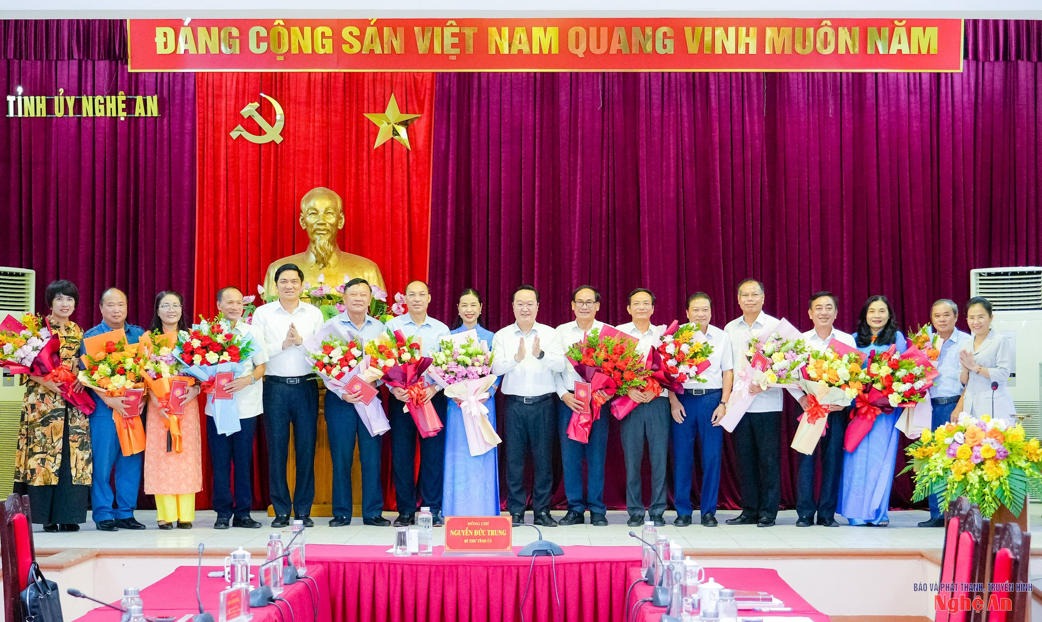 Thường trực Tỉnh ủy Nghệ An gặp mặt cán bộ thuộc diện Tỉnh ủy quản lý nghỉ hưu theo chế độ và nghỉ hưu trước tuổi