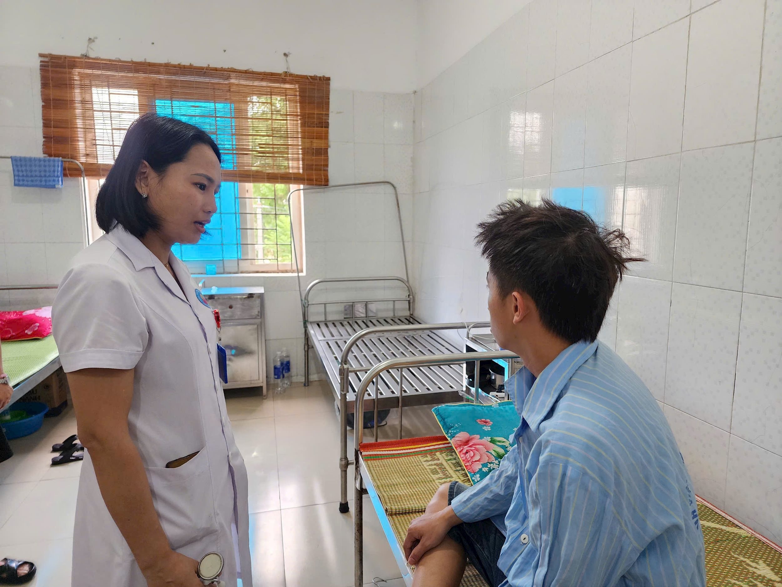 Một học sinh đang cai nghiện thuốc lá điện tử tại Bệnh viện Tâm thần Nghệ An. Ảnh - Mỹ Hà