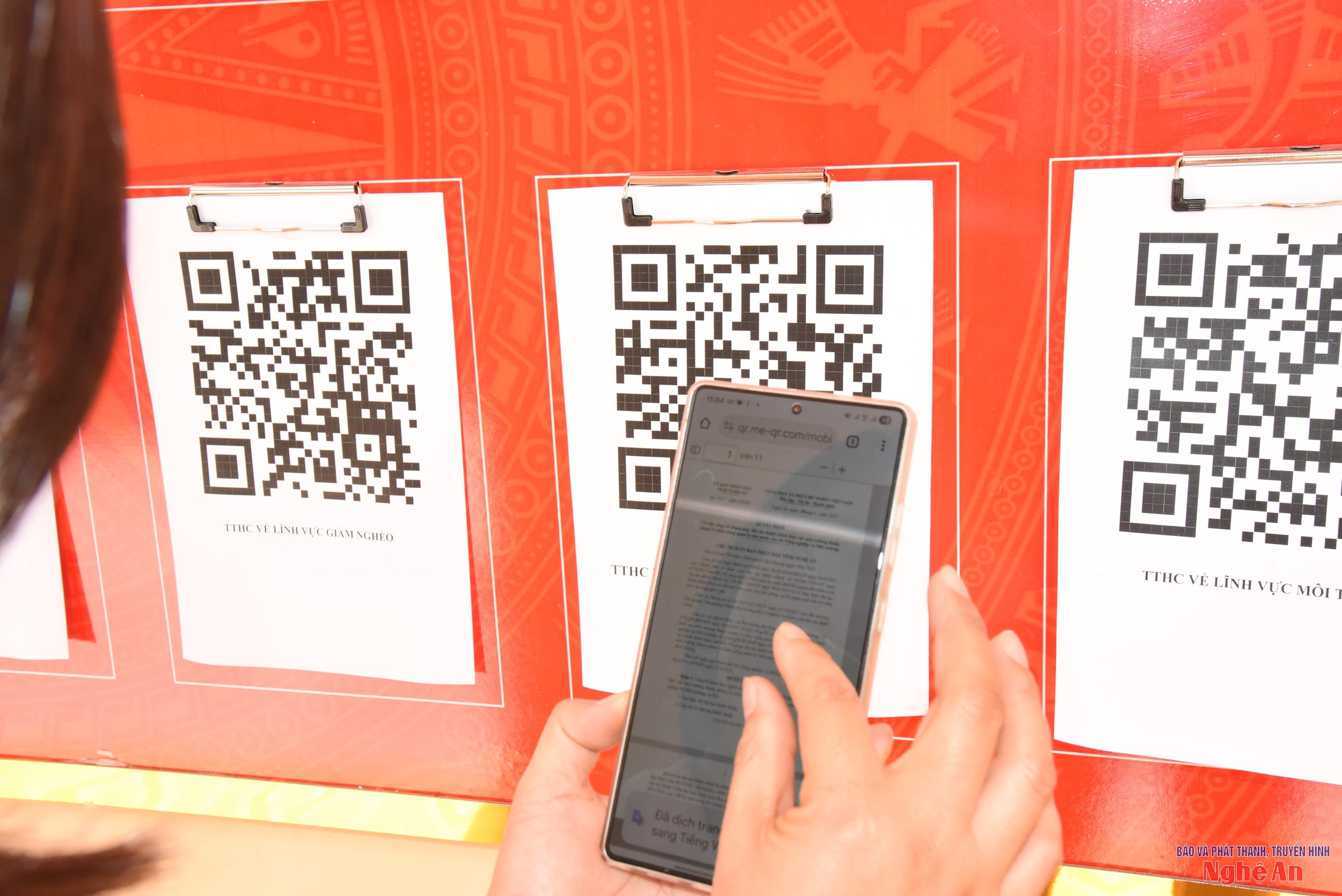 Người dân xã Châu Khê tra cứu thủ tục hành chính qua các mã QR tại Trung tâm hành chính công của xã6542