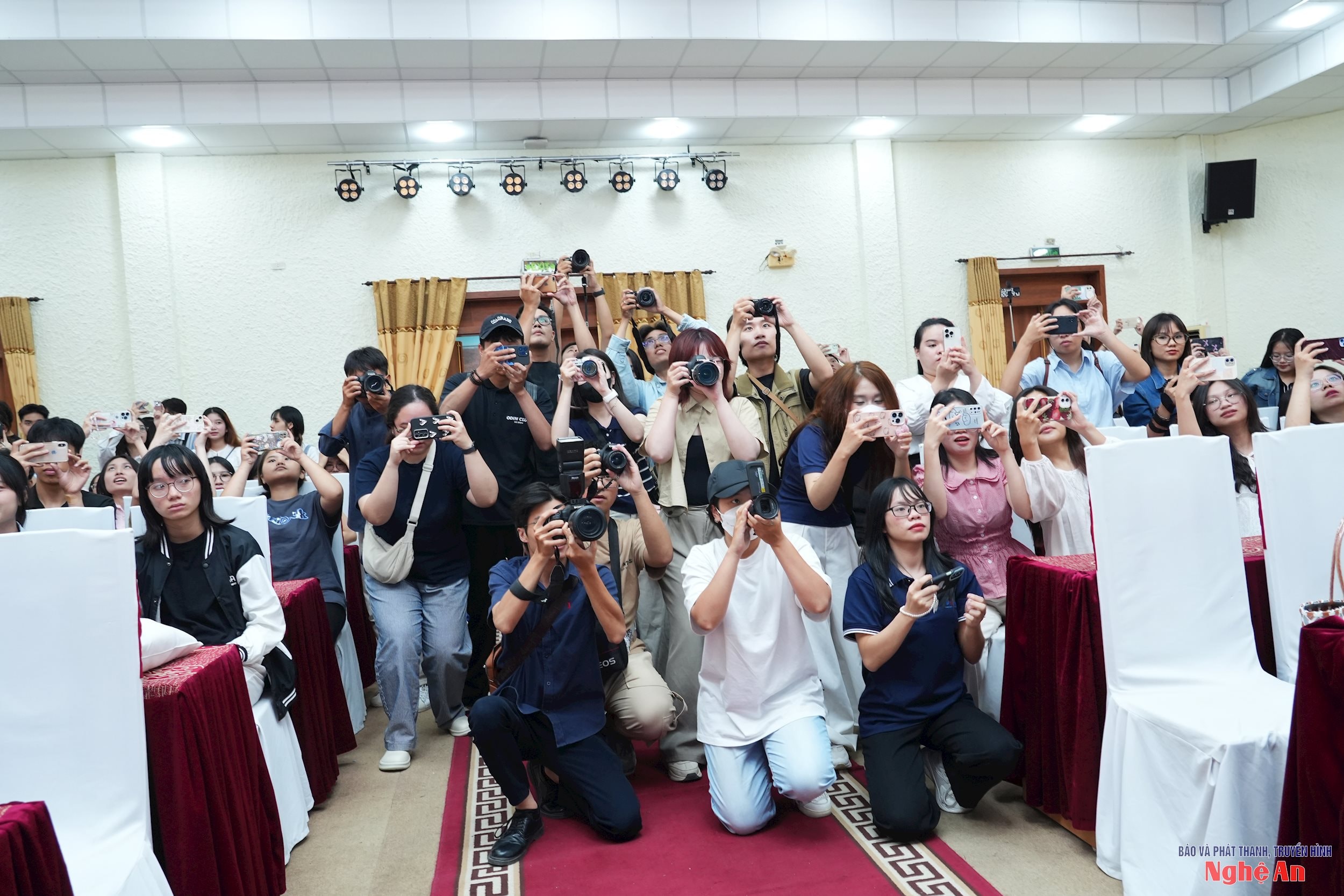 thay ảnh 7