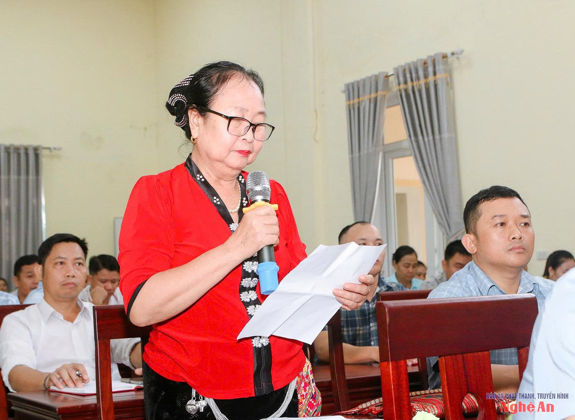 Tiếp xúc cử tri xã Tương Dương-3