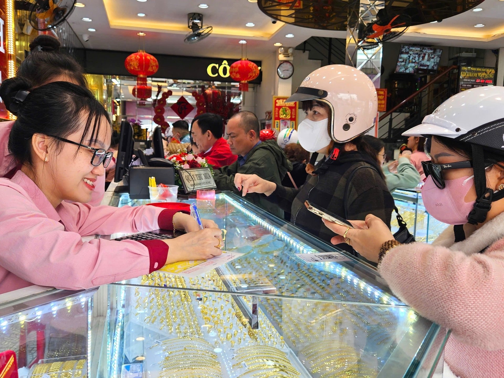 Giá vàng chiều ngày 7/7/2025: Giá vàng trong nước và thế giới cắm đầu giảm