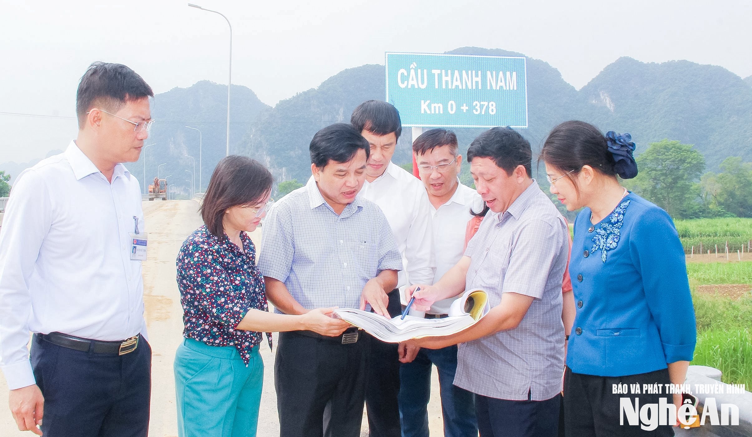bna_-doan-giam-sat-cua-hdnd-tinh-khao-sat-thi-cong-du-an-cau-thanh-nam-bac-qua-song-lam.-anh-mai-hoa.jpg