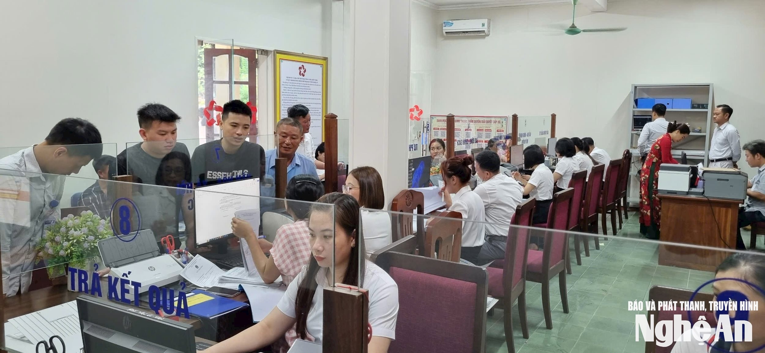 Cán bộ, công chức các phường, xã ở Nghệ An sẵn sàng phục vụ người dân được tốt nhất. Ảnh TL