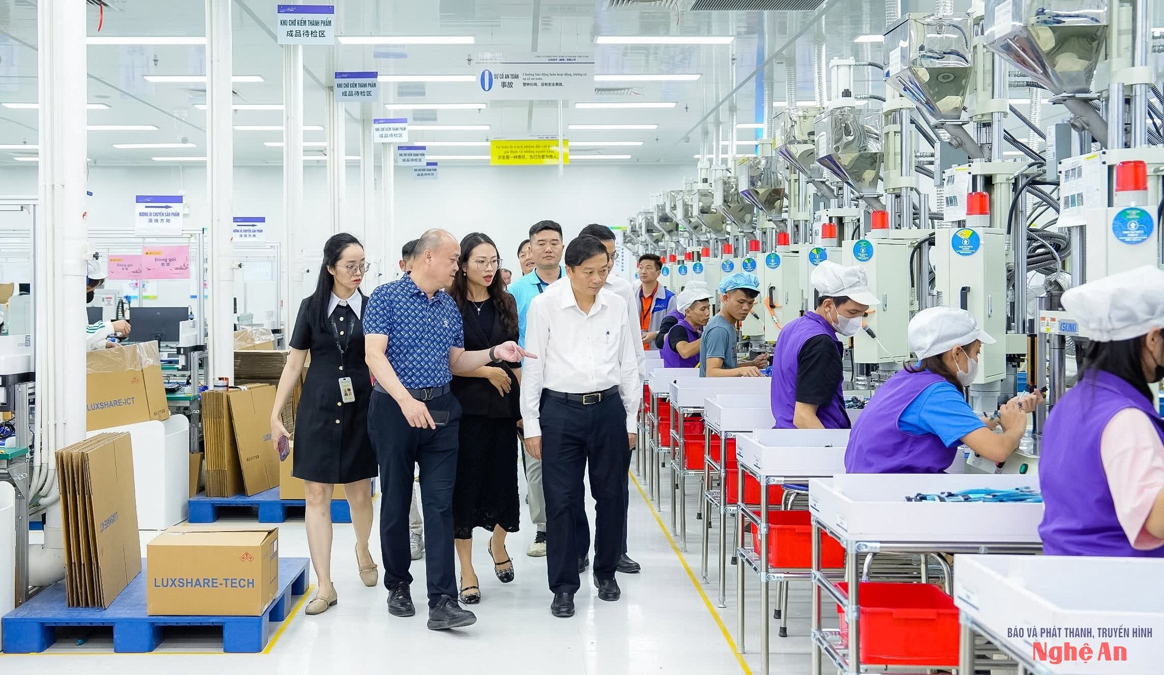 Chủ tịch UBND tỉnh Lê Hồng Vinh thăm dây chuyền sản xuất tại nhà máy của Tập đoàn Luxshare - ICT. Ảnh: Thành Duy