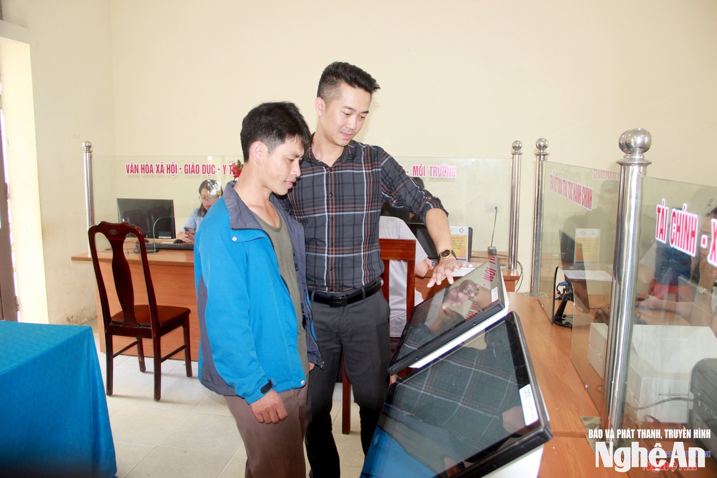 Đồng bào xã Tri Lễ được hướng dẫn các thủ tục tận tình. Ảnh Quang An