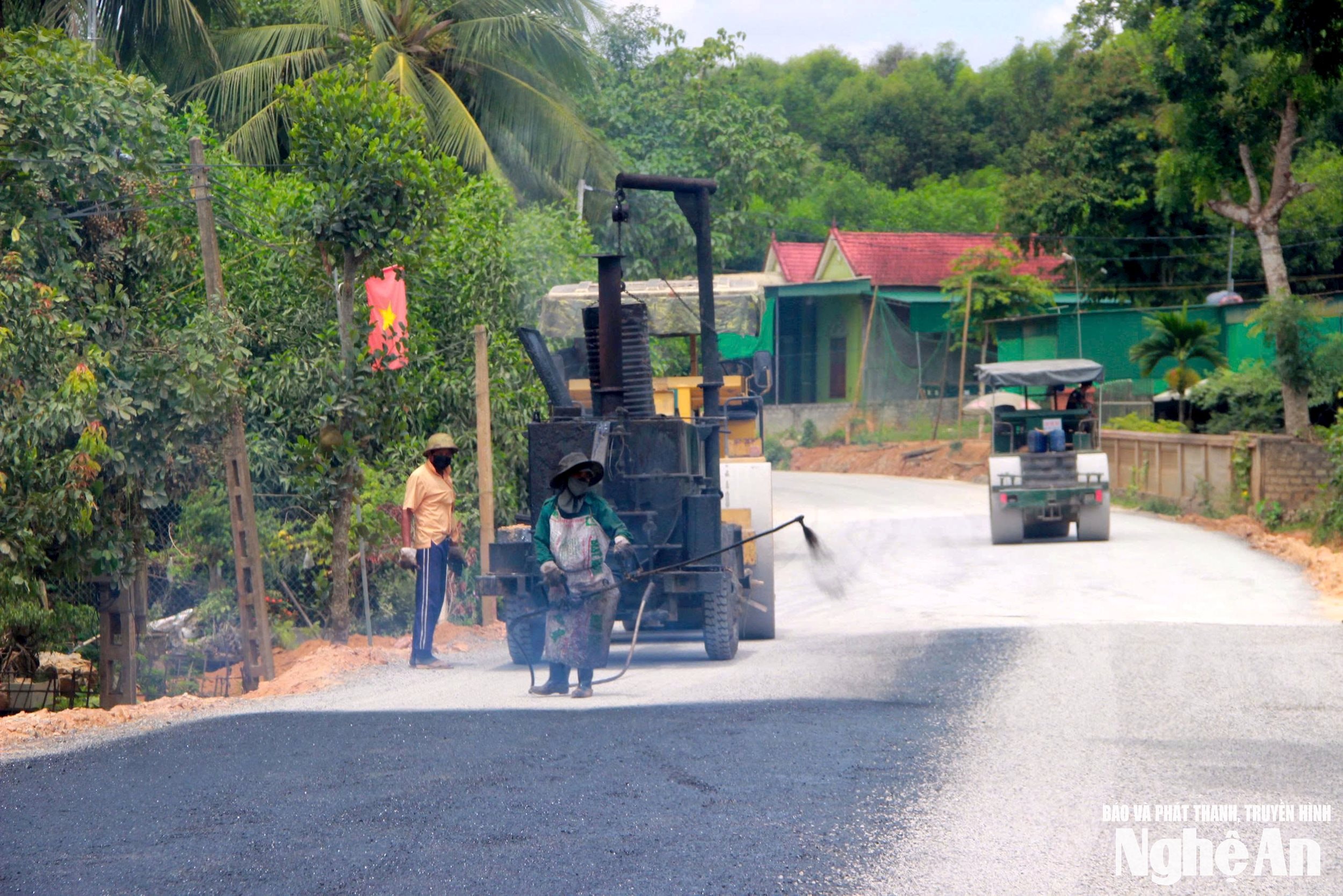 Rải nhựa nâng cấp tuyến đường từ xã Tân An đi Tiên Đồng. Ảnh: Xuân Hoàng
