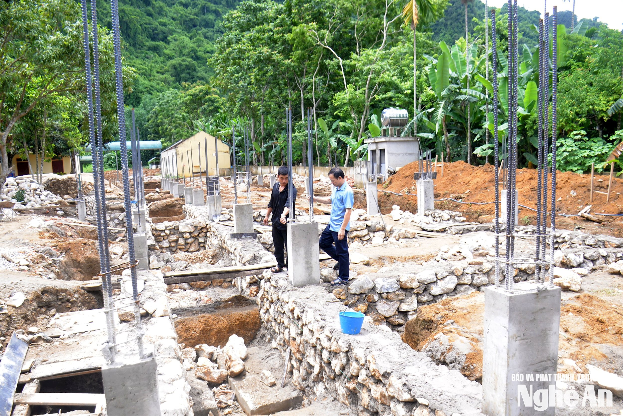 Thi công dự án Trường THCS bán trú Bính Thuận, xã Châu Tiến. Ảnh: Xuân Hoàng