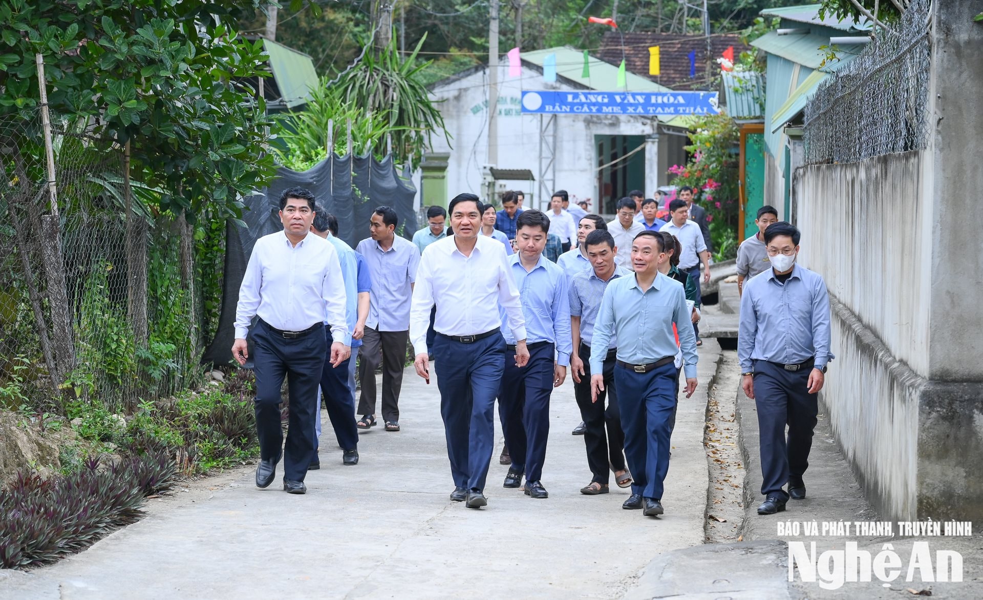 Phó Bí thư Thường trực Tỉnh ủy, Chủ tịch HĐND tỉnh Hoàng Nghĩa Hiếu về kiểm tra tiến độ xóa nhà tạm, dột nát tại xã Tam Thái. Ảnh Thành Cường