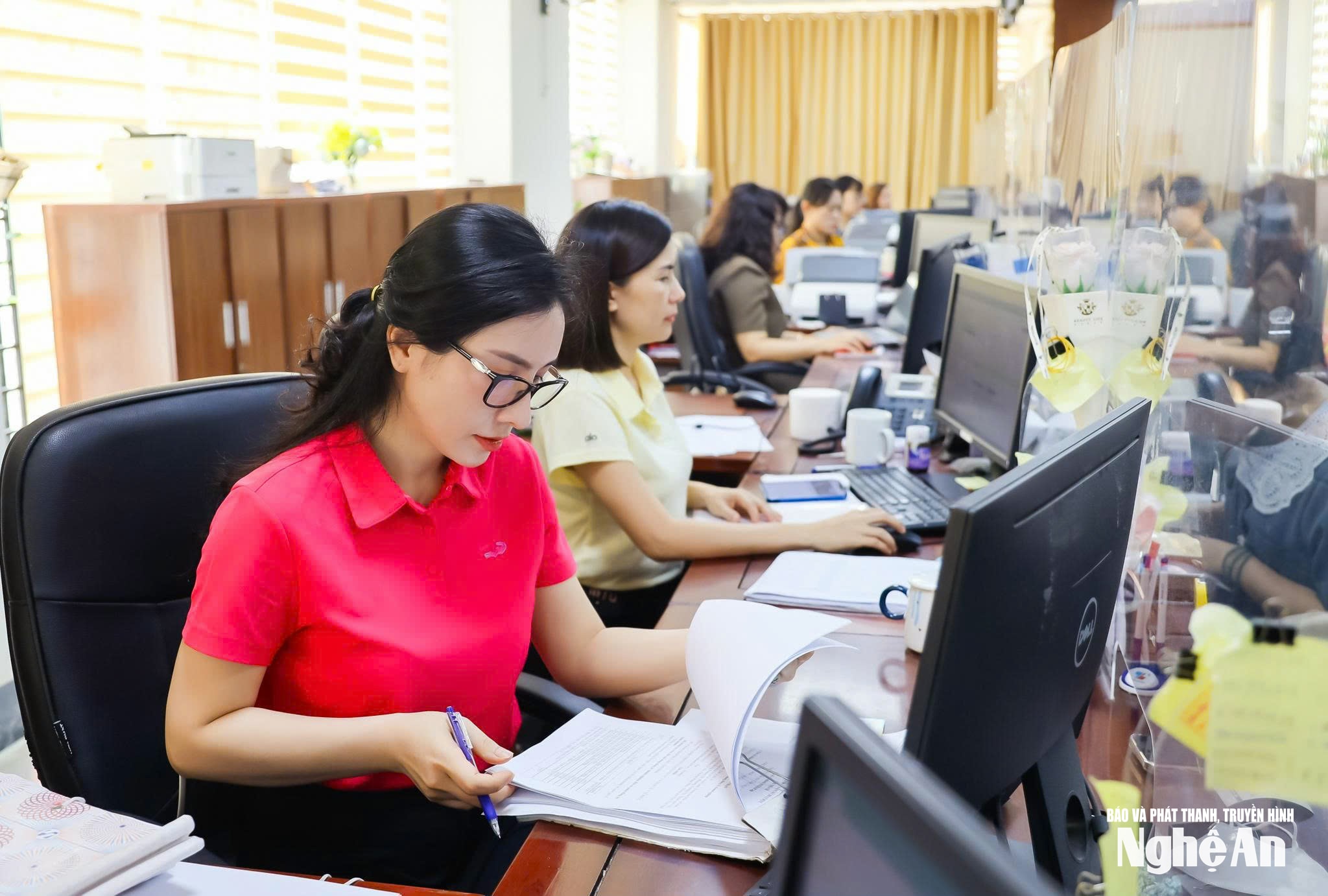 Cán bộ, công chức các sở, ban, ngành giải quyết thủ tục hành chính cho người dân và doanh nghiệp tại Trung tâm Phục vụ hành chính công tỉnh
