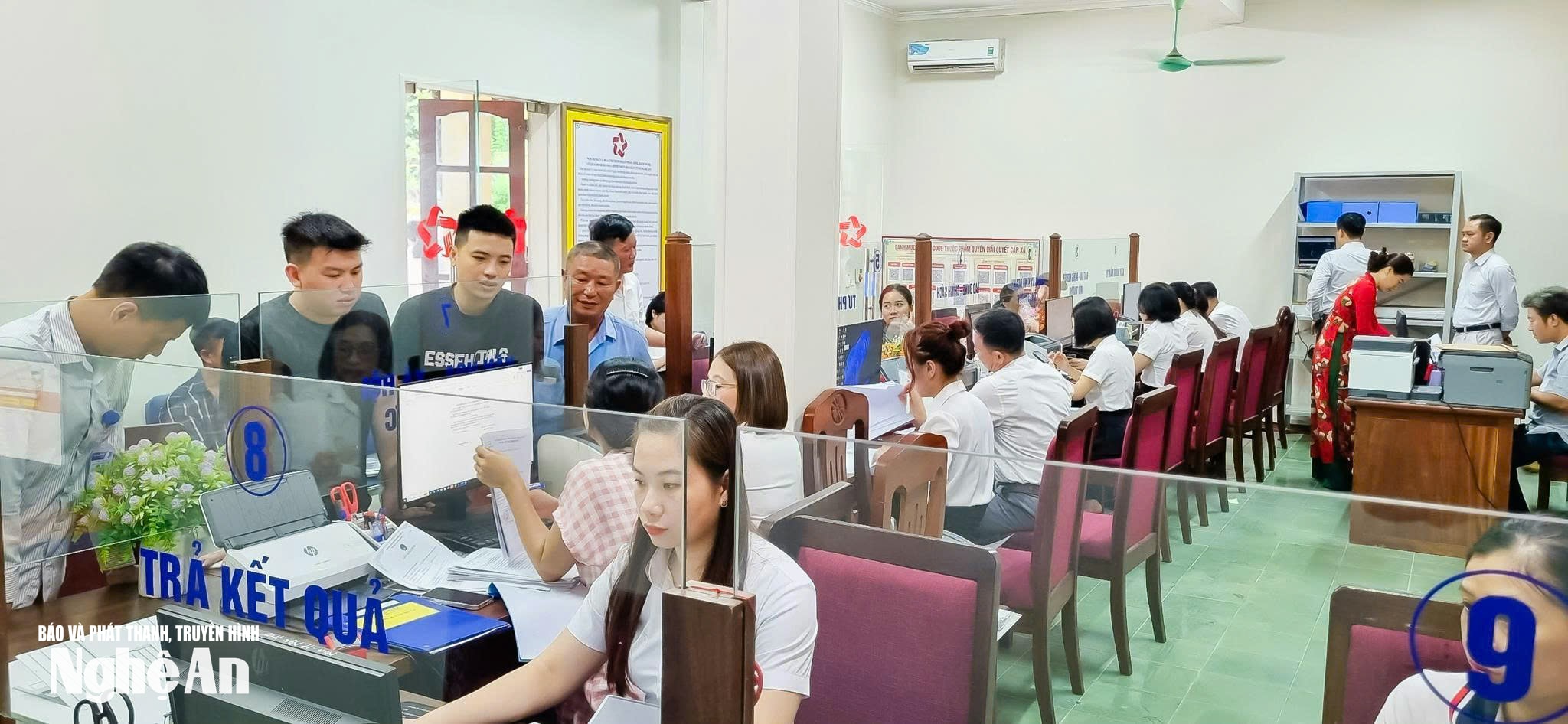 Cán bộ, công chức phường Vinh Lộc giải quyết thủ tục hành chính cho tổ chức, cá nhân tại Trung tâm phục vụ hành chính của phường. Ảnh: TL