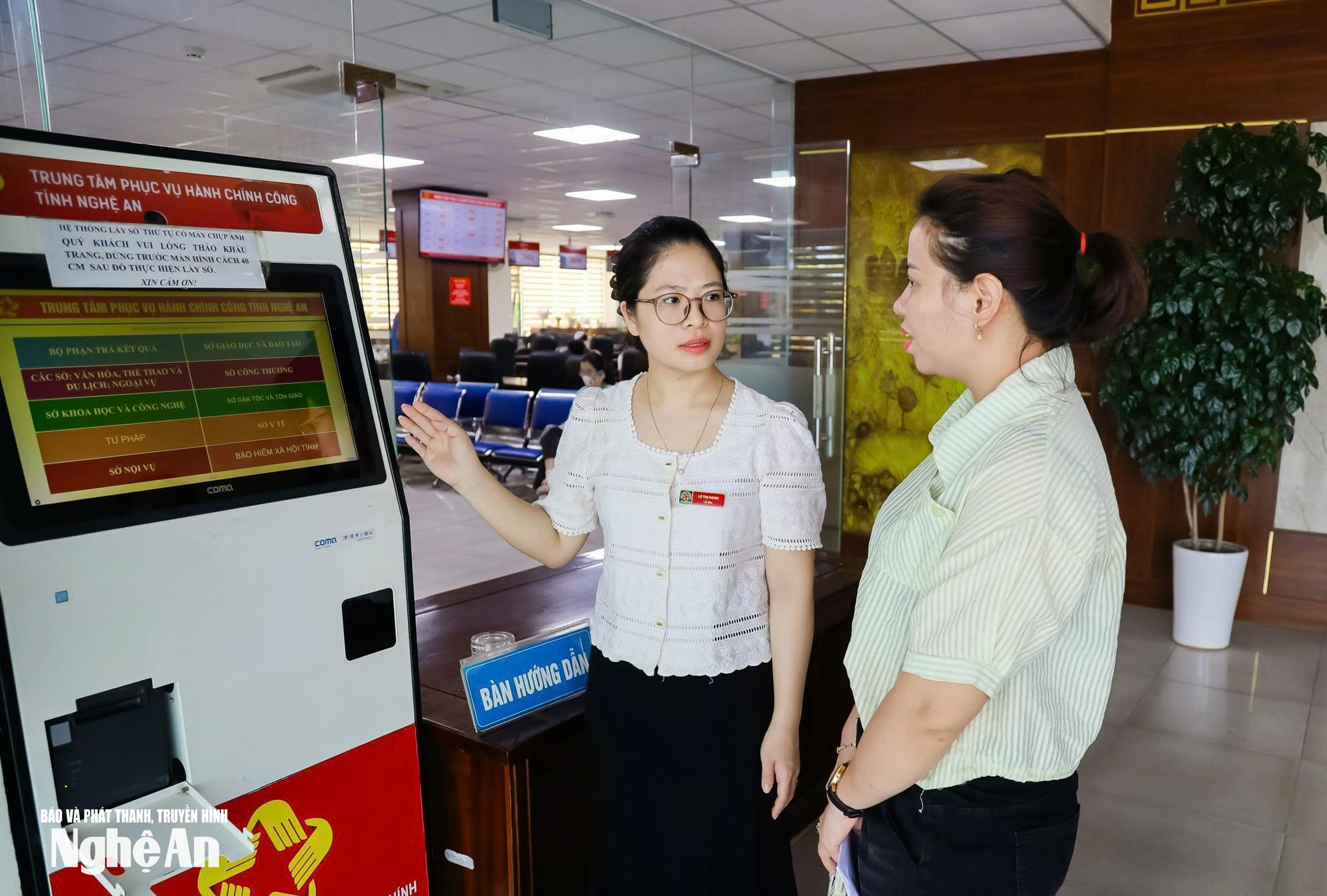 Cán bộ Trung tâm Phục vụ hành chính công Nghệ An hướng dẫn đại diện doanh nghiệp giải quyết thủ tục hành chính