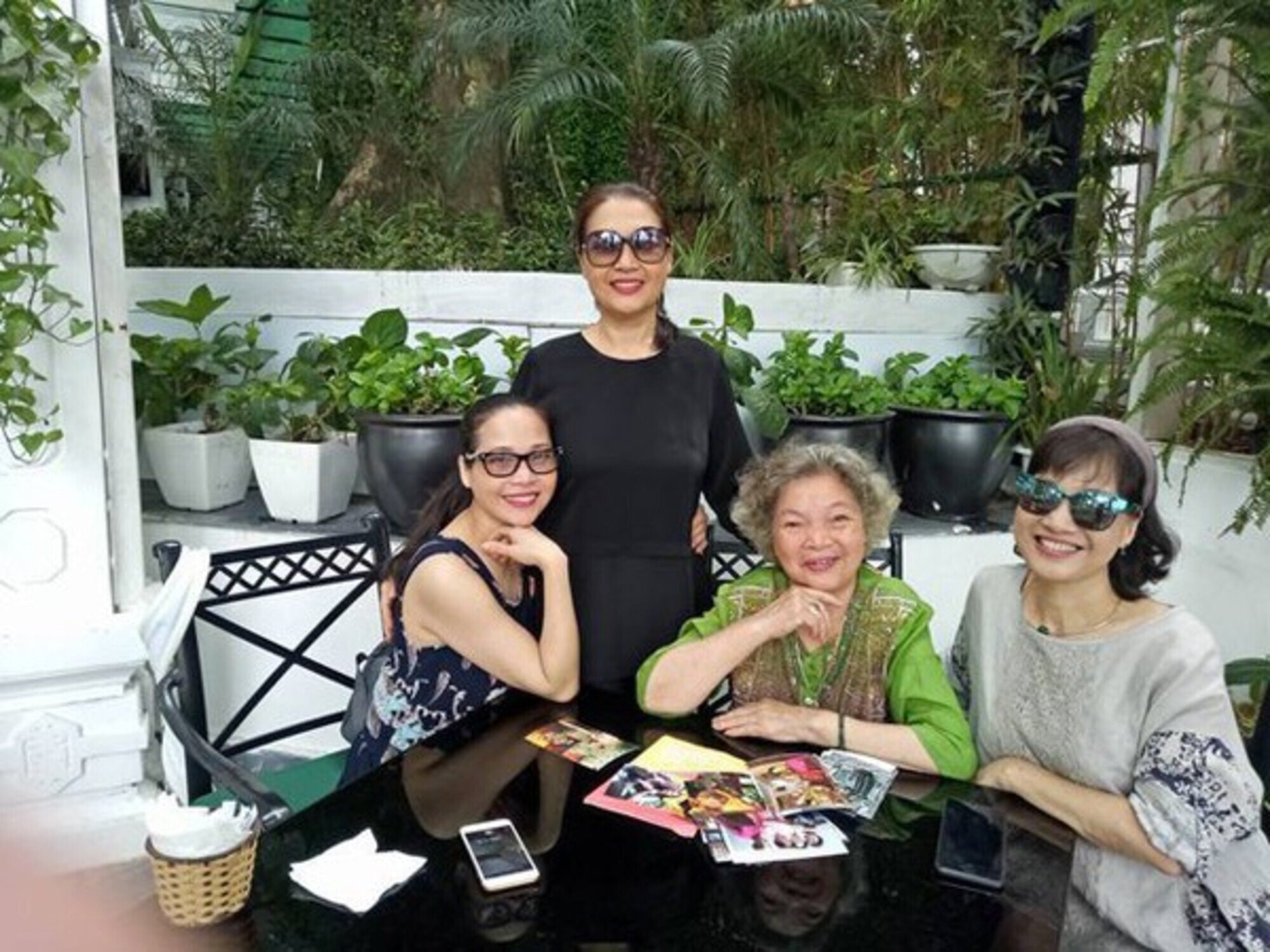 Nghệ sĩ Lê Vân cùng mẹ và hai em gái nổi tiếng Lê Khanh, Lê Vy.