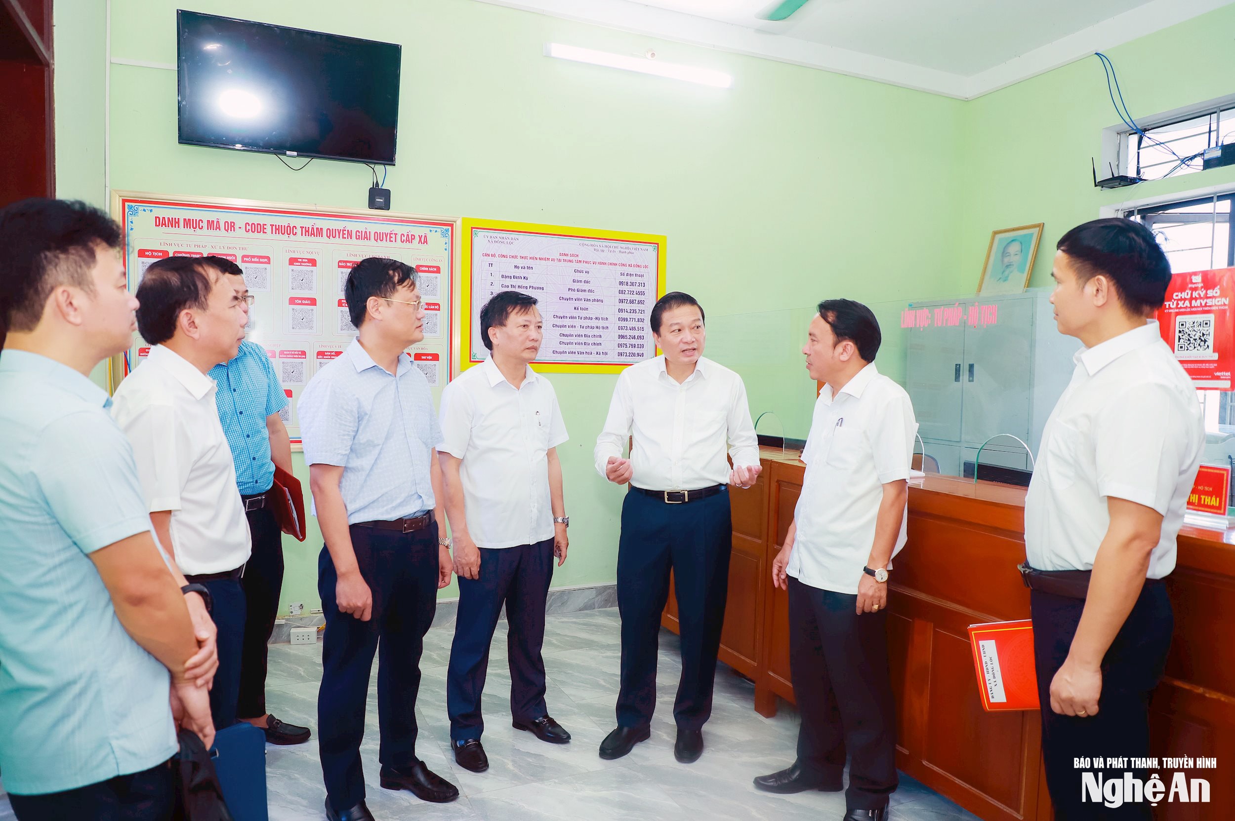 Chủ tịch UBND tỉnh Lê Hồng Vinh kiểm tra tại Trung tâm phục vụ hành chính công xã Đông Lộc. Ảnh: Thành Duy