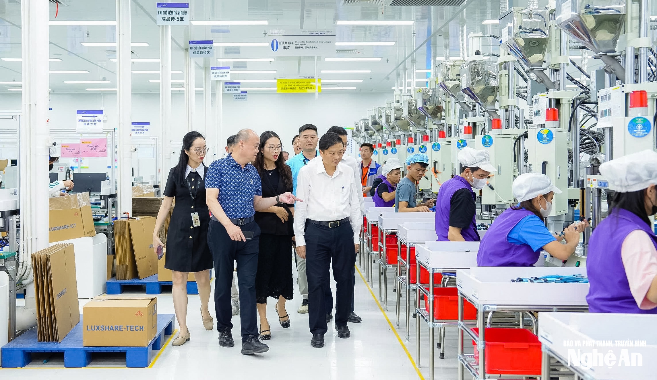 Chủ tịch UBND tỉnh Lê Hồng Vinh thăm dây chuyền sản xuất tại nhà máy của Tập đoàn Luxshare - ICT. Ảnh: Thành Duy