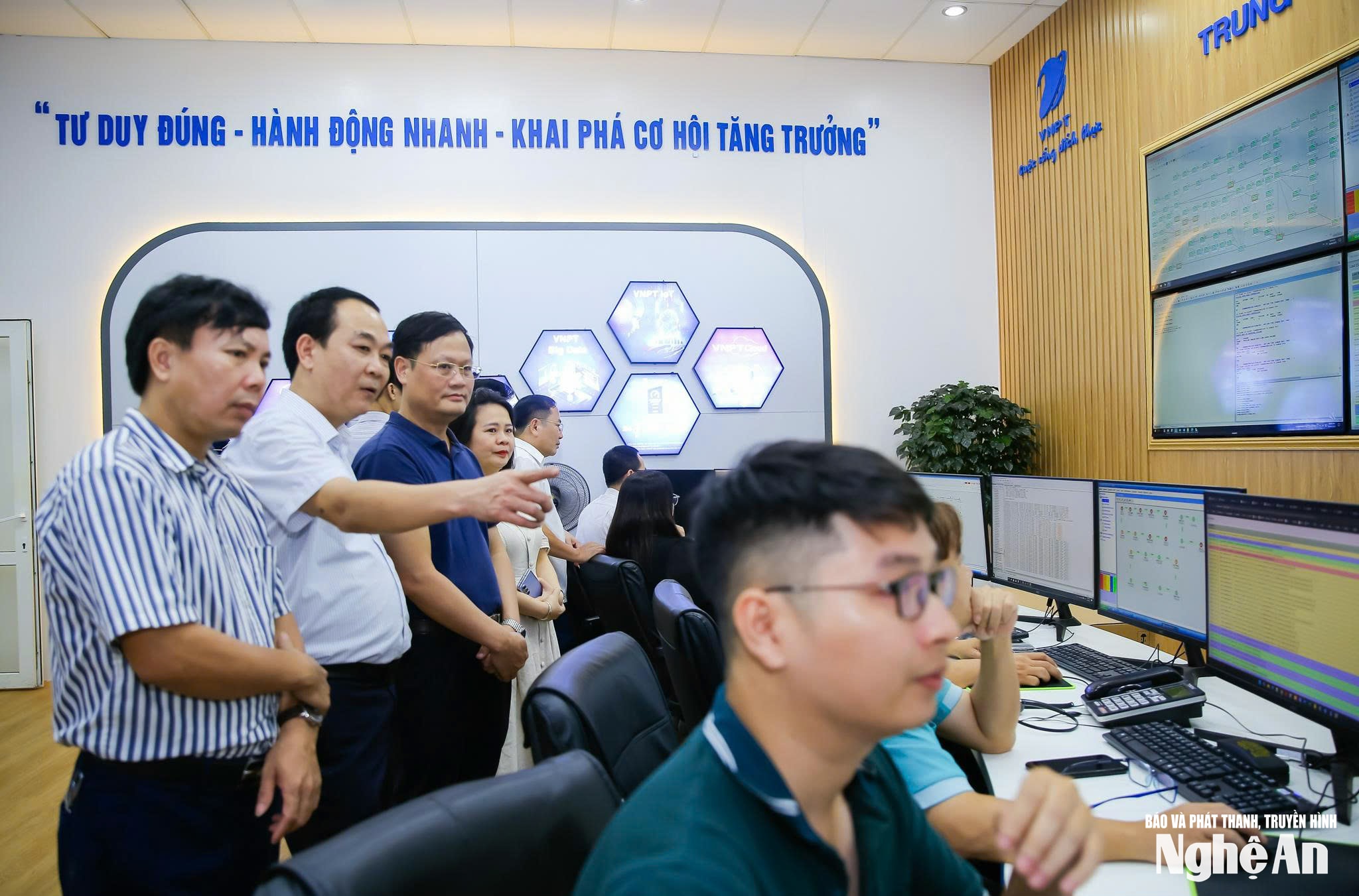 Kiểm tra việc vận hành hệ thống thông tin thủ tục hành chính tại VNPT Nghệ An. Ảnh Lâm Tùng