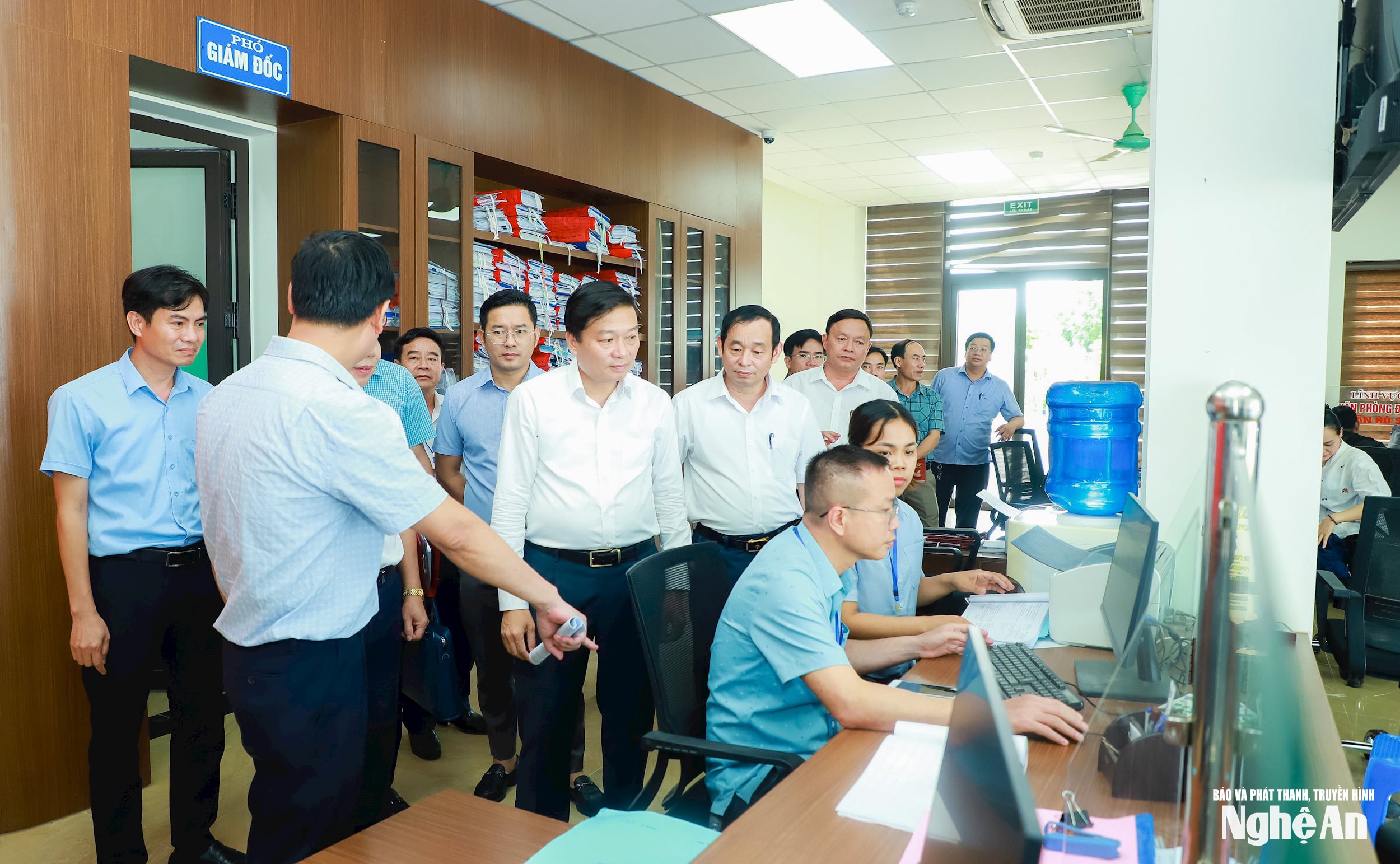 Lãnh đạo tỉnh kiểm tra vận hành mô hình chính quyền 2 cấp tại xã Đô Lương. Ảnh: Thành Duy