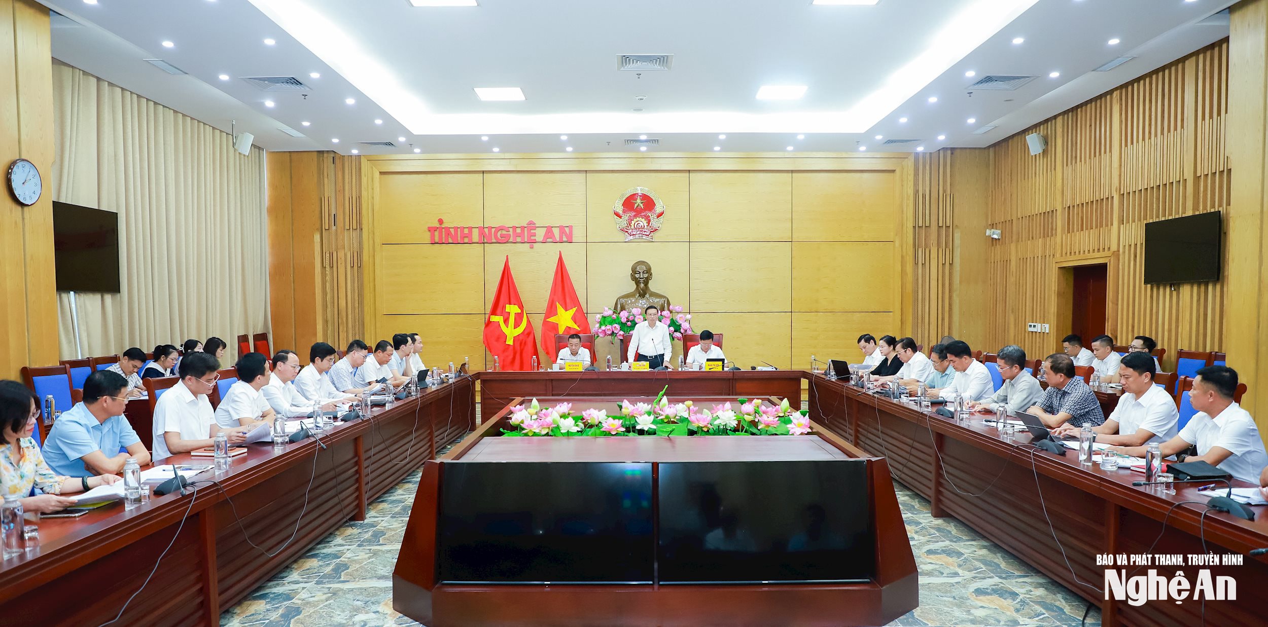 Lãnh đạo tỉnh Nghệ An giao ban với các hiệp hội, hội doanh nghiệp. Ảnh: Thành Duy