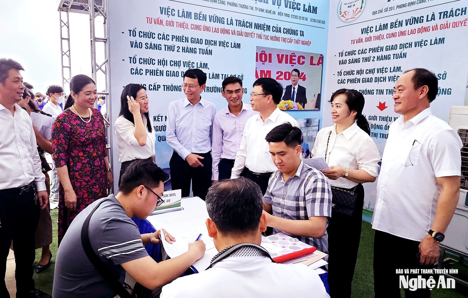 Lãnh đạo tỉnh và các sở, ngành, Ban Quản lý KKT Đông Nam tham quan các gian hàng tuyển dụng của doanh nghiệp ngày hội việc làm. Ảnh: Thanh Nga