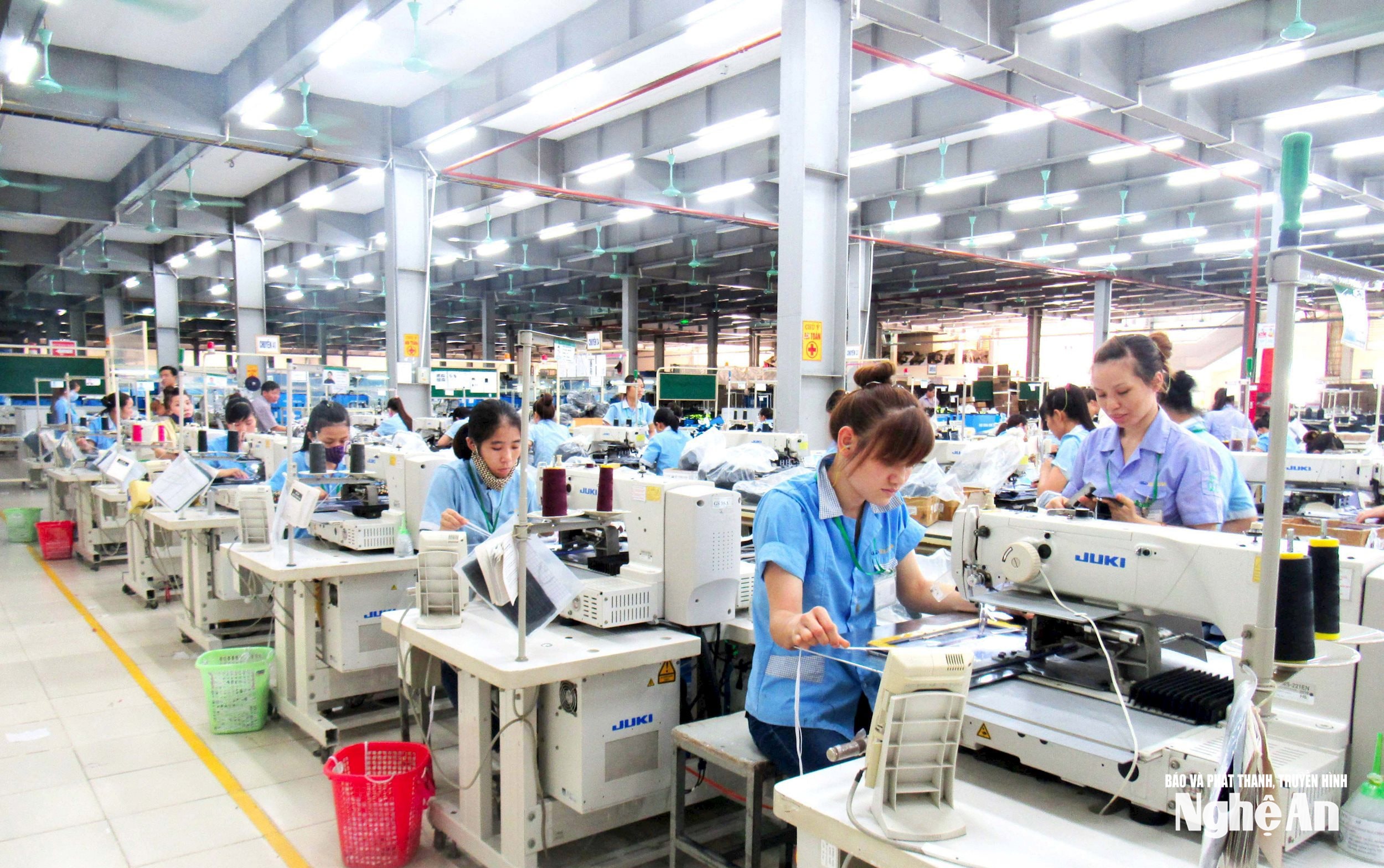 Sản xuất hàng may mặc ở Khu công nghiệp Nam Giang. Ảnh: Quang An