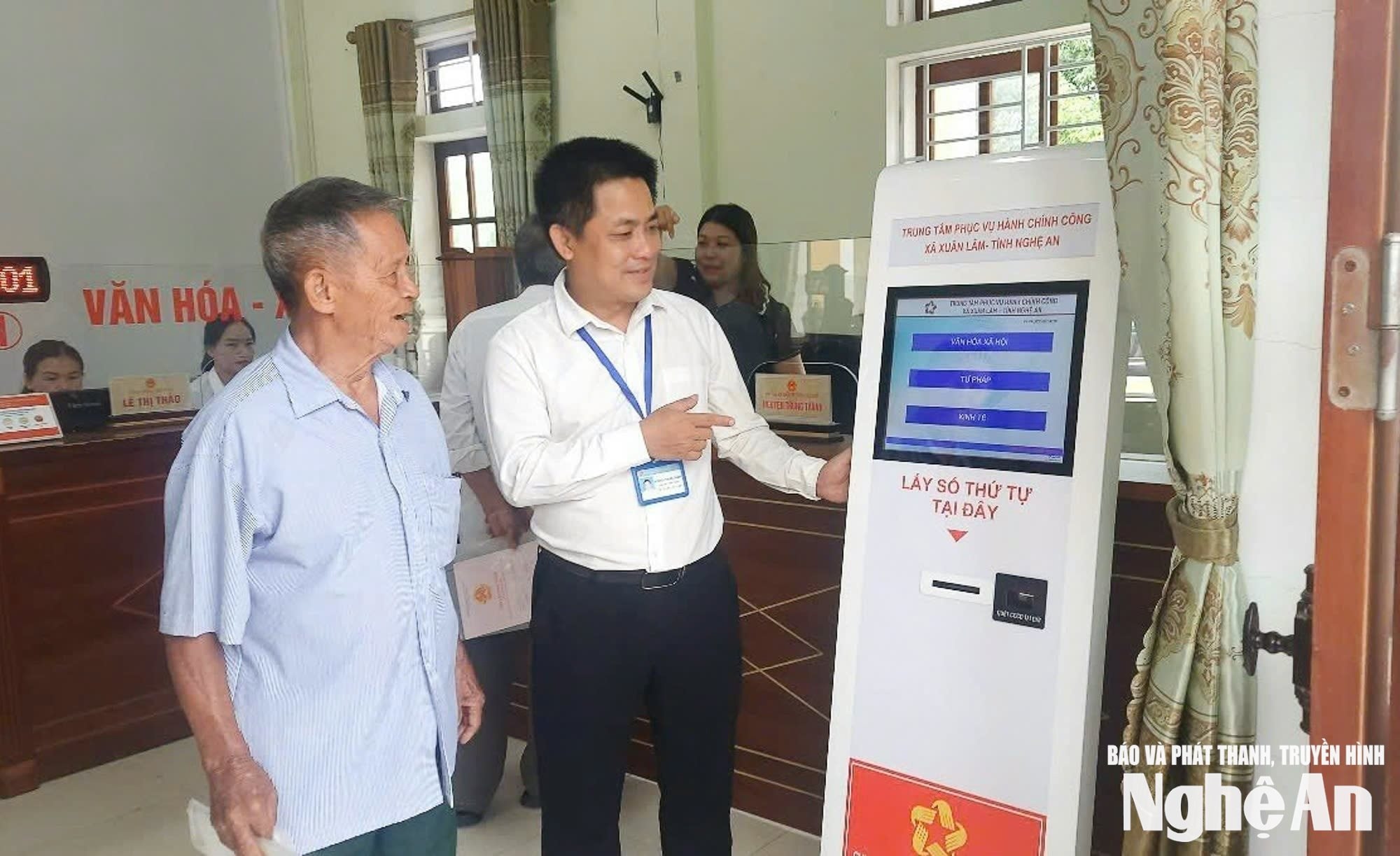 Cán bộ xã Xuân Lâm, tỉnh Nghệ An hướng dẫn người dân quy trình giải quyết thủ tục hành chính. Ảnh TL