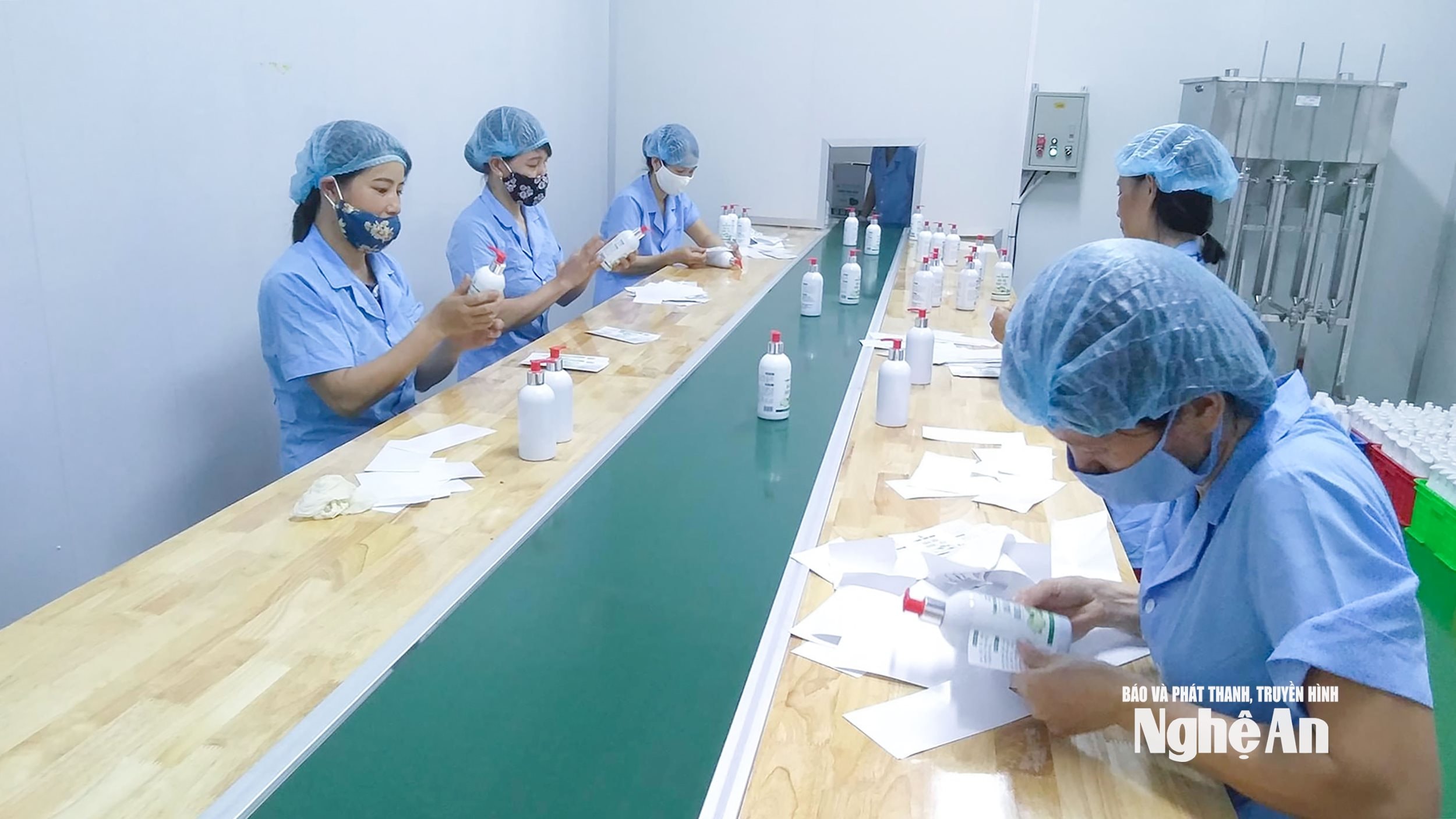 Dán nhãn nhác cho sản phẩm tịa HTX Chanh Nam Kim, huyện Nam Đàn