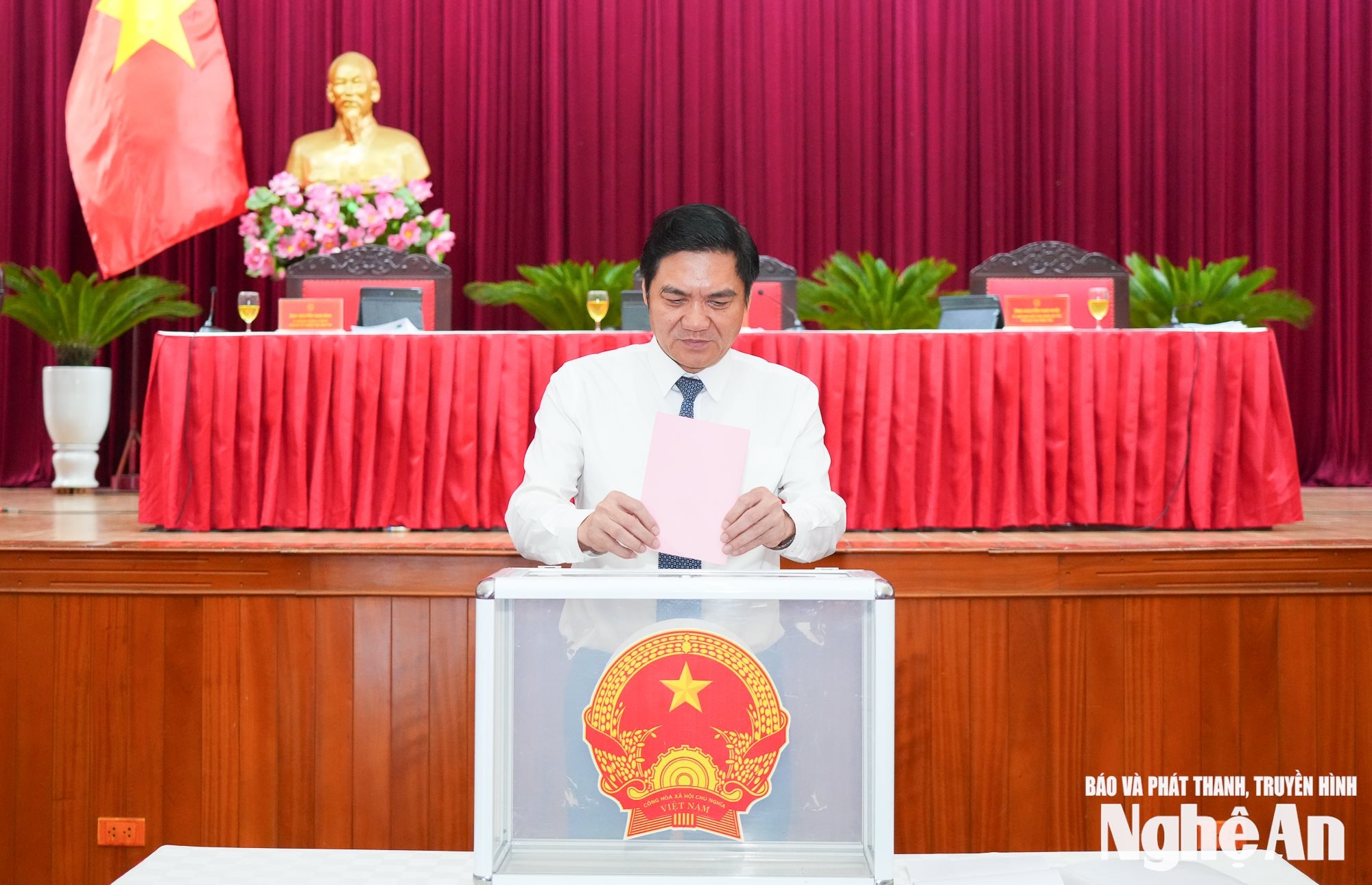 Đồng chí Hoàng Nghĩa Hiếu - Phó Bí thư Thường trực Tỉnh ủy, Chủ tịch HĐND tỉnh bỏ phiếu bầu Ủy viên UBND tỉnh nhiệm kỳ 2021-2026. Ảnh: Thành Cường