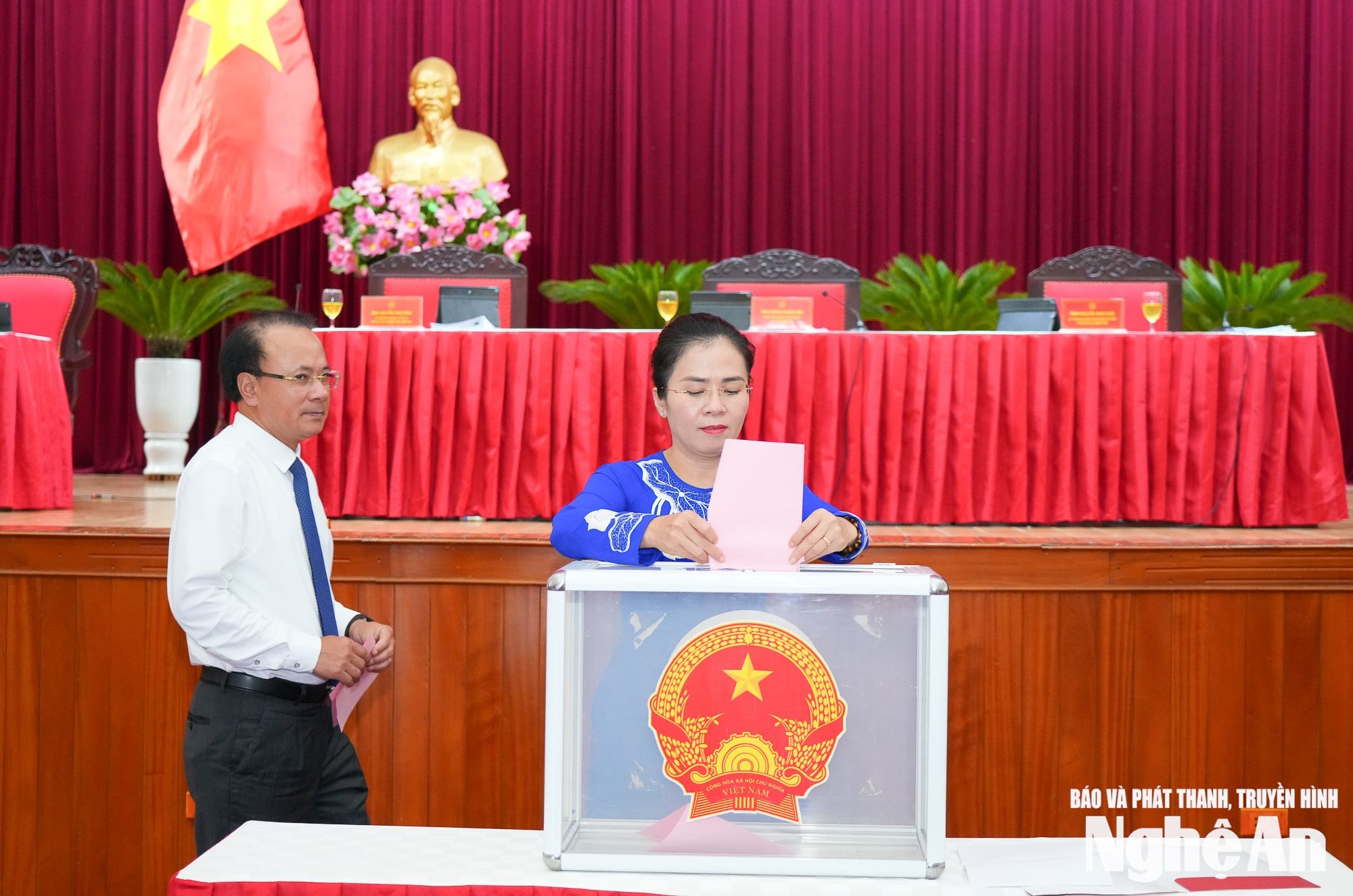 Đồng chí Võ Thị Minh Sinh - Phó Bí thư Tỉnh ủy, Chủ tịch Ủy ban MTTQ Việt Nam tỉnh, Trưởng đoàn ĐBQH tỉnh và đồng chí Nguyễn Nam Đình - Ủy viên Ban Thường vụ Tỉnh ủy, Phó Chủ tịch Thường trực HĐND tỉnh bỏ phiếu bầu Ủy viên UBND tỉnh nhiệm kỳ 2021-2026. Ảnh: Thành Cường