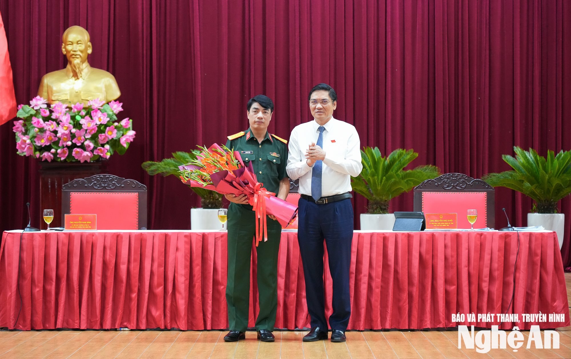 Đồng chí Hoàng Nghĩa Hiếu - Phó Bí thư Thường trực Tỉnh ủy, Chủ tịch HĐND tỉnh tặng hoa chúc mừng đồng chí Đinh Bạt Văn - Chỉ huy trưởng Bộ Chỉ huy Quân sự tỉnh. Ảnh: Thành Cường