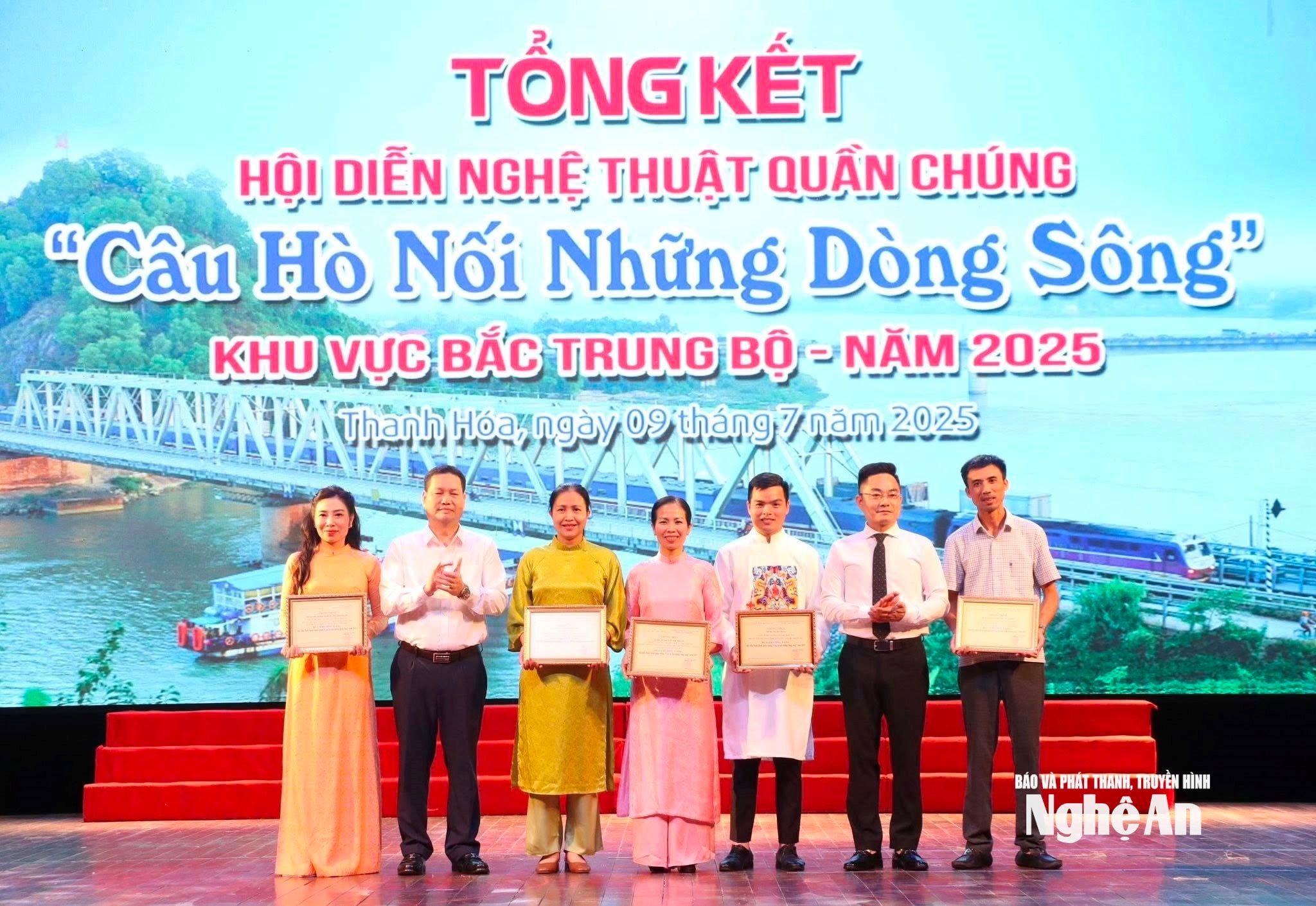 tập thể diễn viên quần chúng nhận nhiều giải thưởng tại Lễ tổng kết