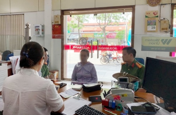 Giao dịch viên Agribank Chi nhánh Hà Tây kịp thời ngăn chặn vụ lừa đảo, bảo vệ tài sản cho cụ bà -0