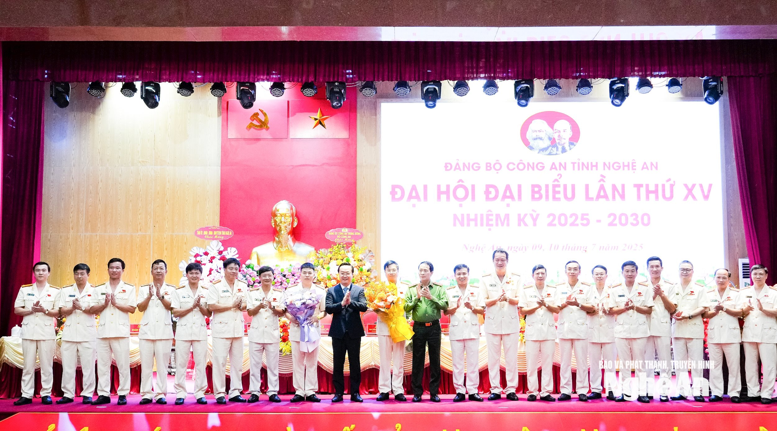 Thượng tướng Lê Quốc Hùng - Thứ trưởng Bộ Công an và Bí thư Tỉnh ủy Nghệ An Nguyễn Đức Trung tặng hoa chúc mừng các đồng chí được bầu vào Ban Chấp hành Đảng bộ Công an tỉnh Nghệ An khoá XV, nhiệm kỳ 2025-2030. Ảnh: Phạm Bằng