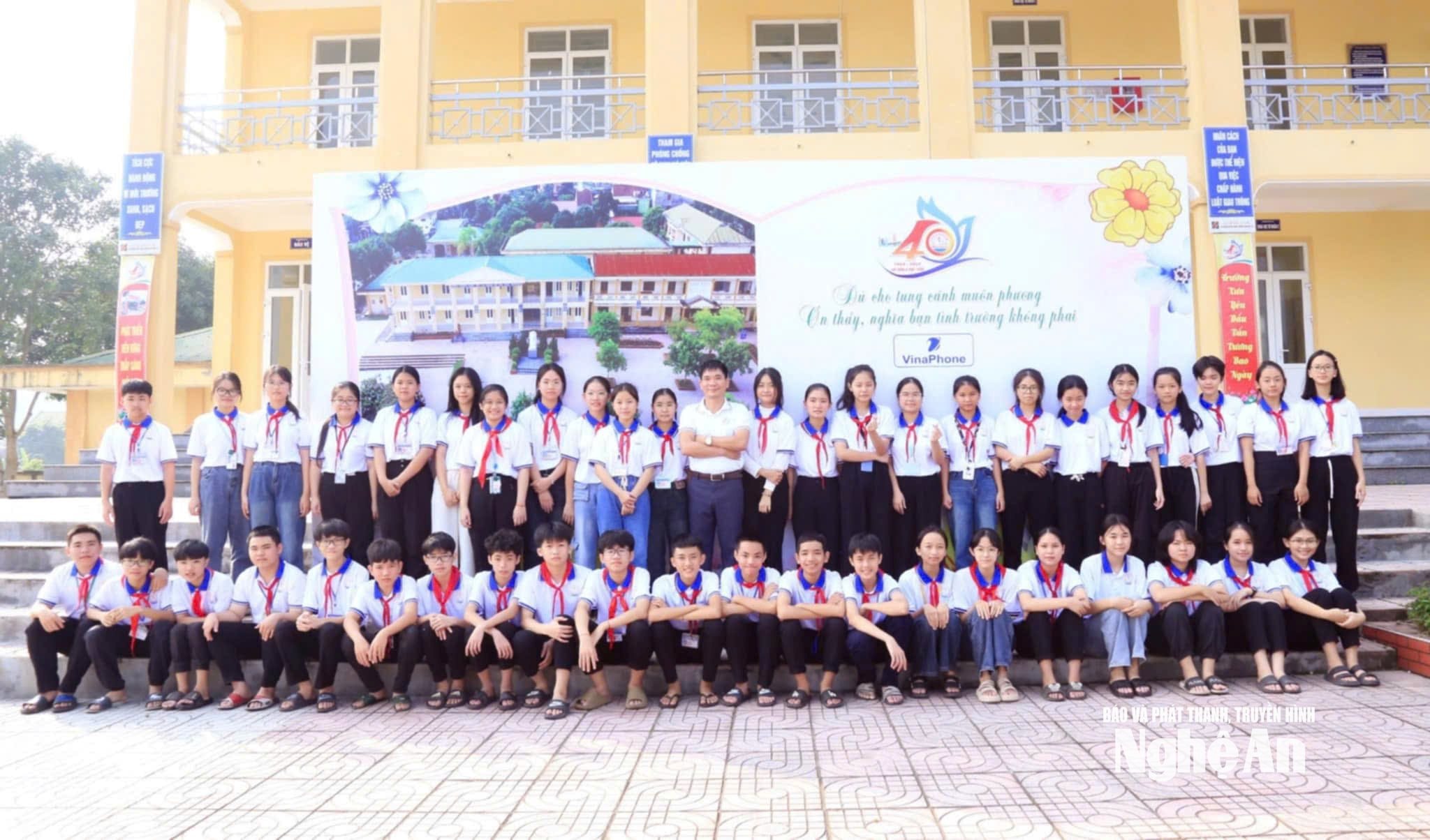 Tập thể lớp 9A với hơn 30 học sinh đậu vào lớp 10 trường chuyên của tỉnh và Trường THPT chuyên, Đại học Vinh. Ảnh - NTCC
