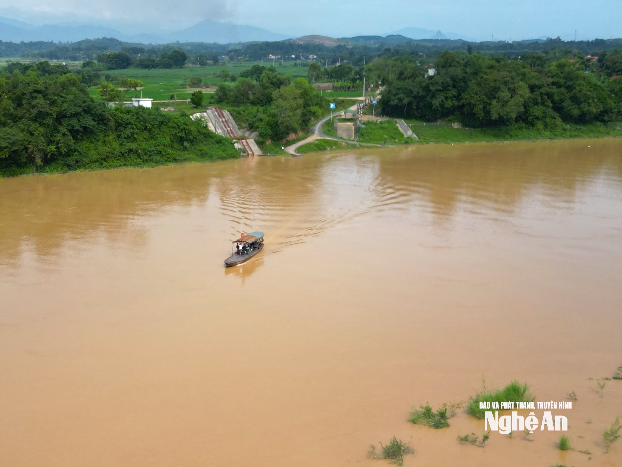 'Đi quen rồi, mặc áo phao vướng lắm': Người dân Nghệ An phớt lờ nguy hiểm, đi đò không áo phao mùa lũ