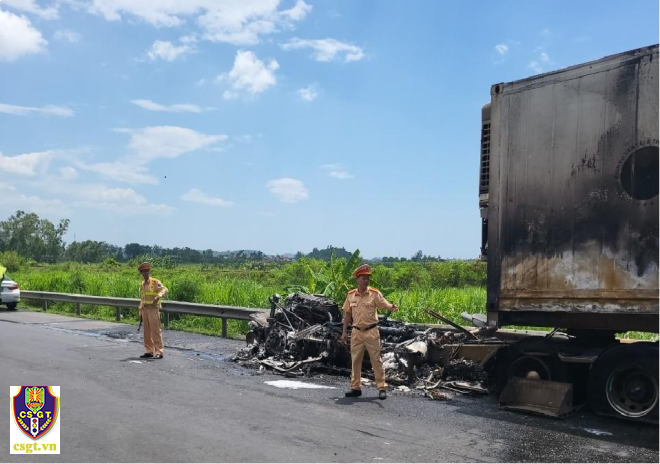 Hiện trường một vụ cháy xe xảy ra tại Quốc lộ 1. (Ảnh: Cổng thông tin điện tử Cục Cảnh sát giao thông)