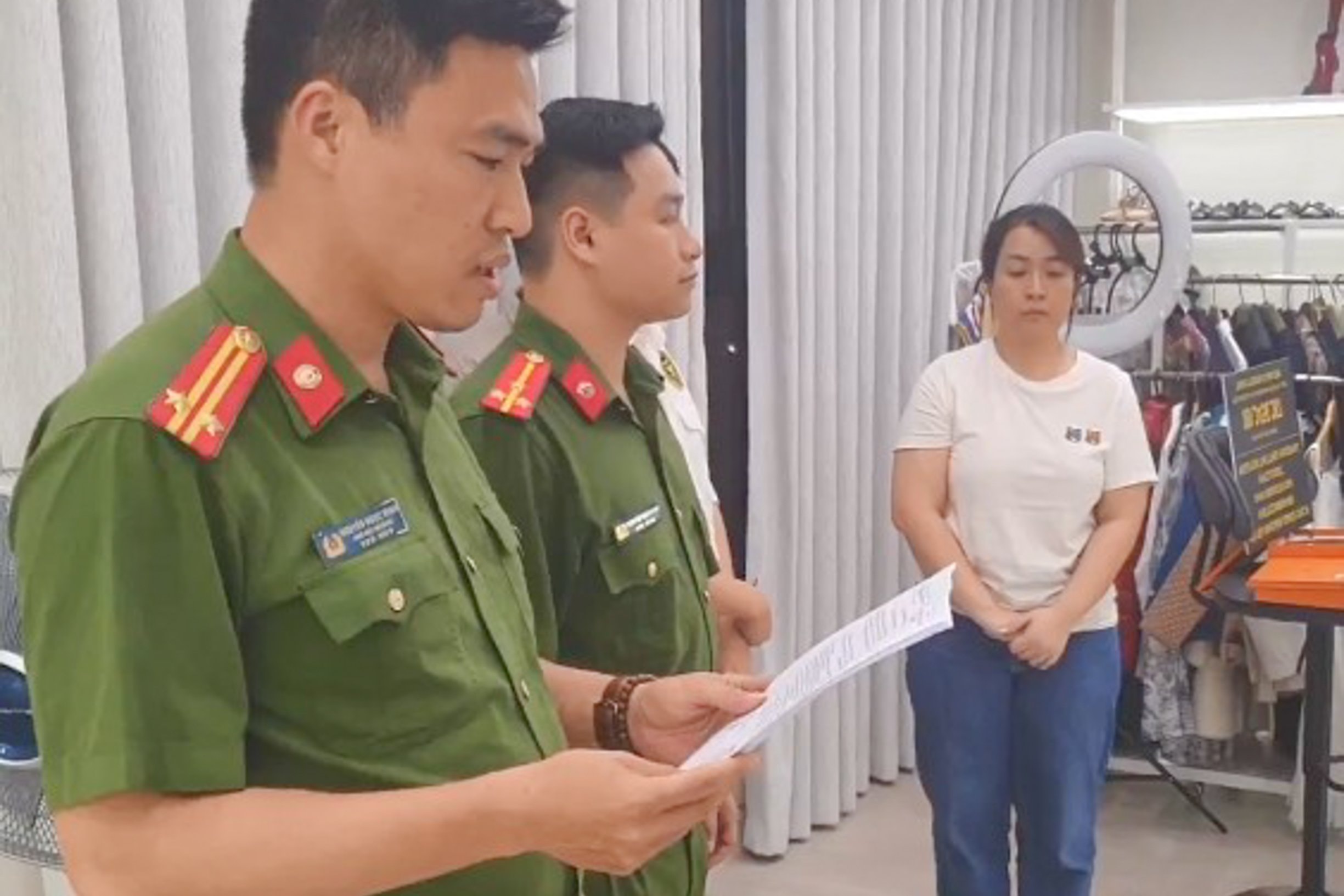 Cơ quan điều tra khám xét khẩn cấp nơi làm việc của Nguyễn Thị Thu Hường. (Ảnh: CACC)