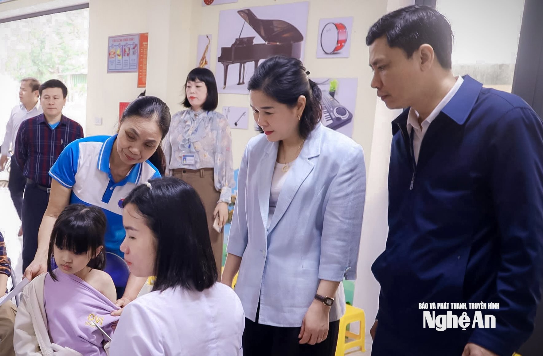 Giám đốc Sở Y tế Nghệ An Lê Thị Hoài Chung kiểm tra công tác tiêm vắc-xin Sởi trong chiến dịch. Ảnh SYTNA copy