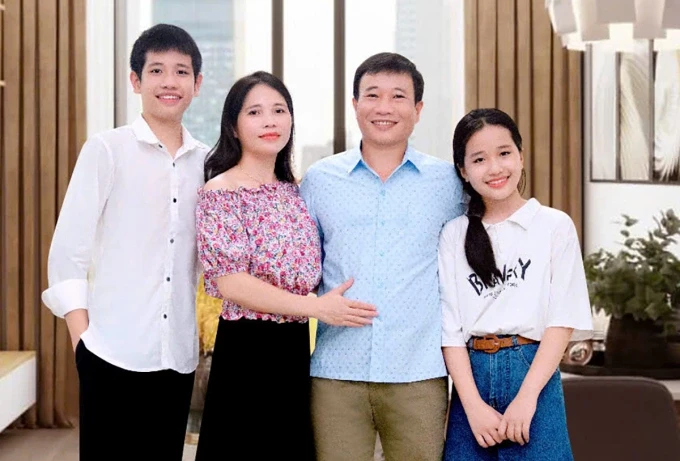 Học sinh Trần Bảo Trang (ngoài cùng bên phải) cùng với gia đình. Ảnh - GĐCC